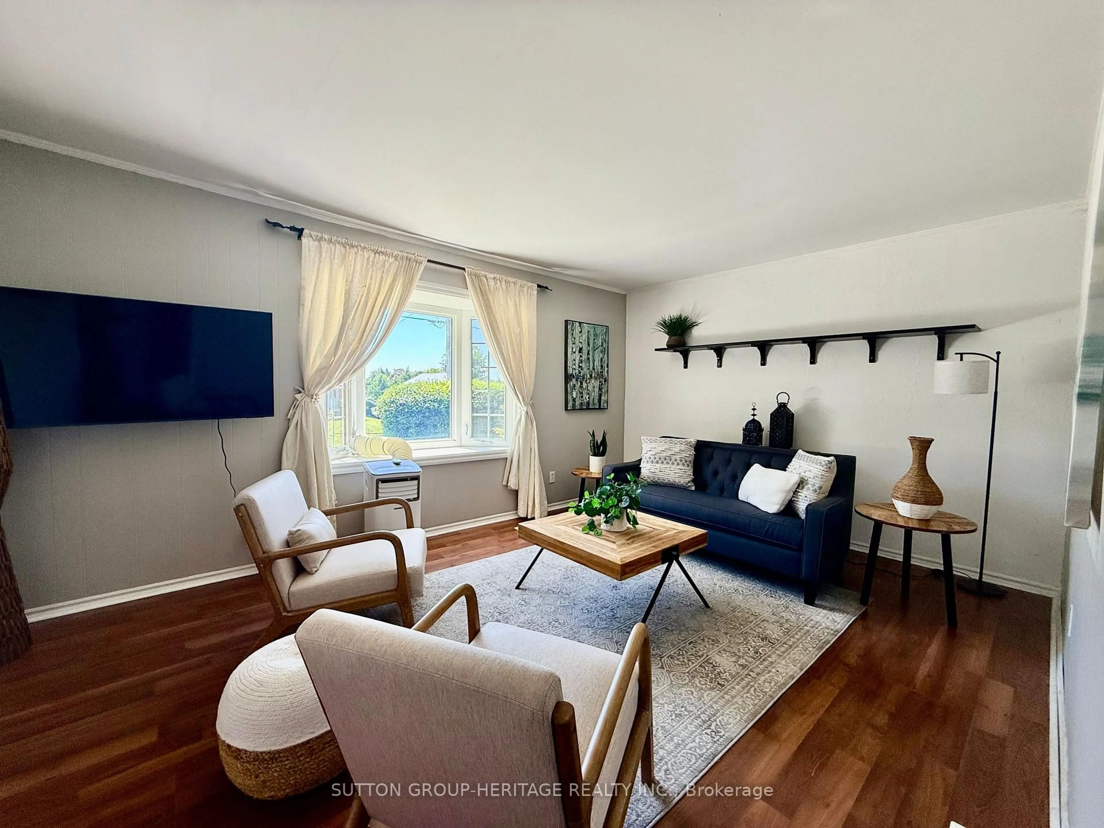 Living room with furniture, wood/laminate floor for 8 Fraser St, Port Hope Ontario L1A 2A1