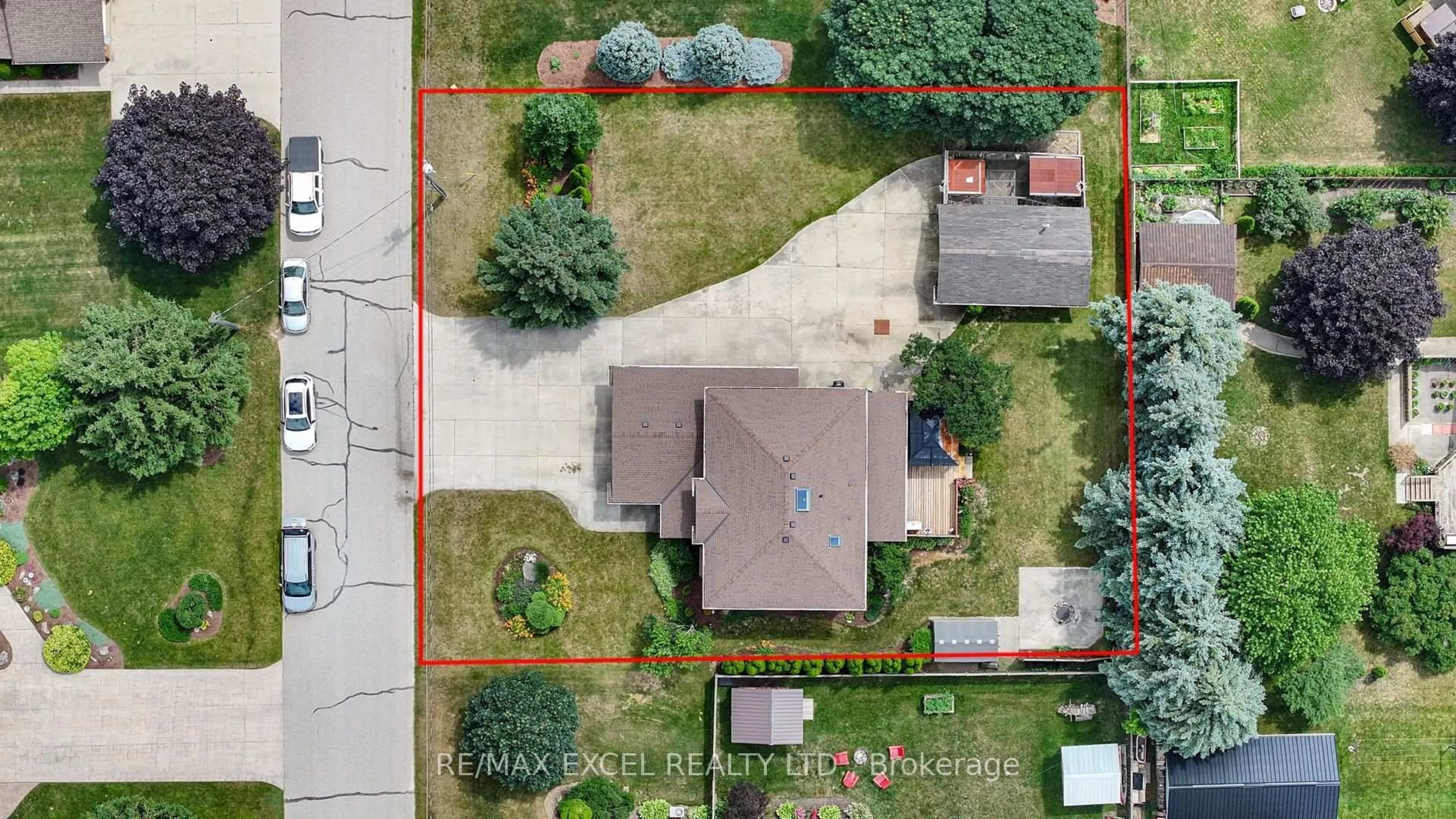 A pic from outside/outdoor area/front of a property/back of a property/a pic from drone, street for 1032 Sunset Dr, Wellesley Ontario N0B 2M0