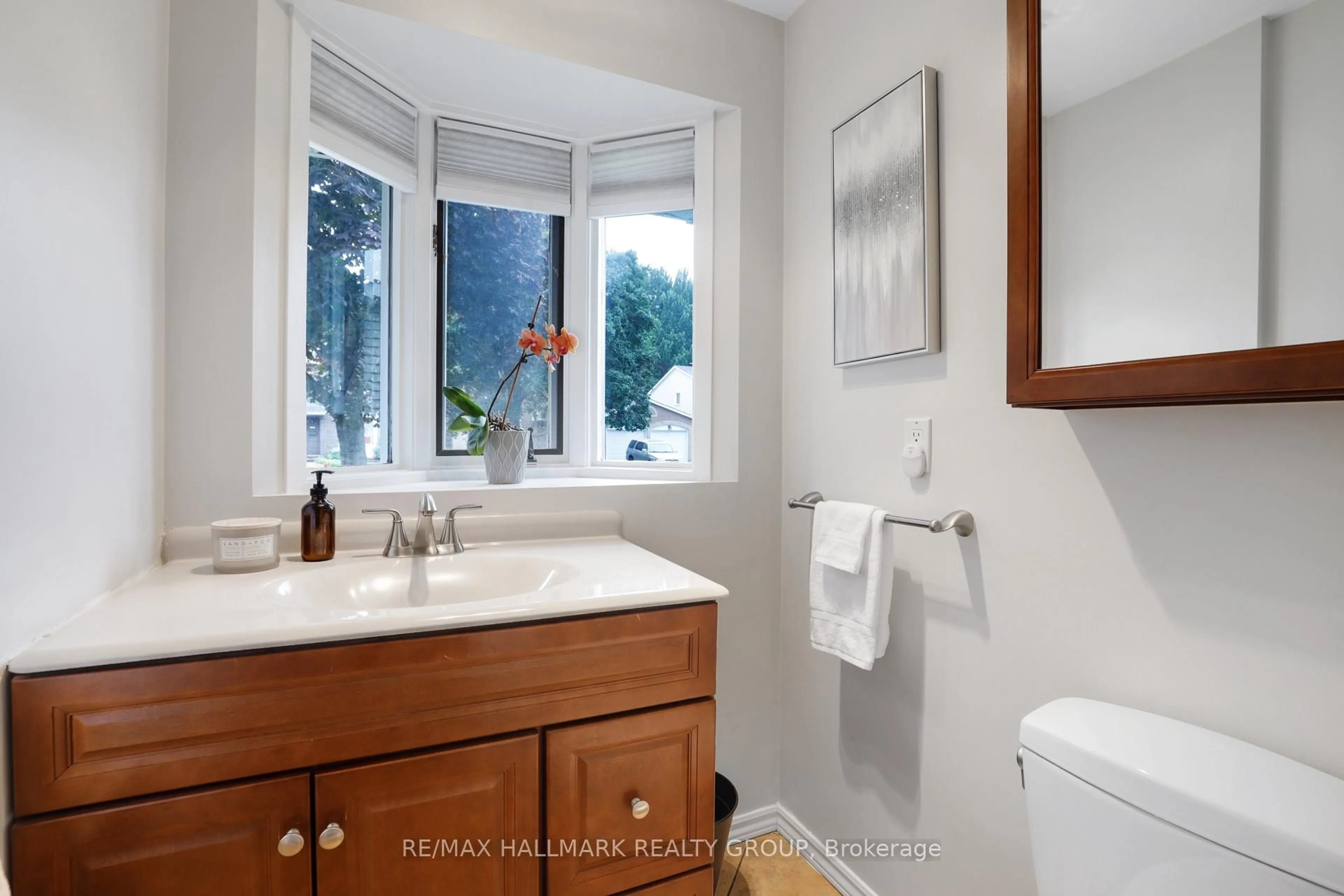 Standard bathroom, ceramic/tile floor for 6126 Rivermill Cres, Ottawa Ontario K1C 5M9