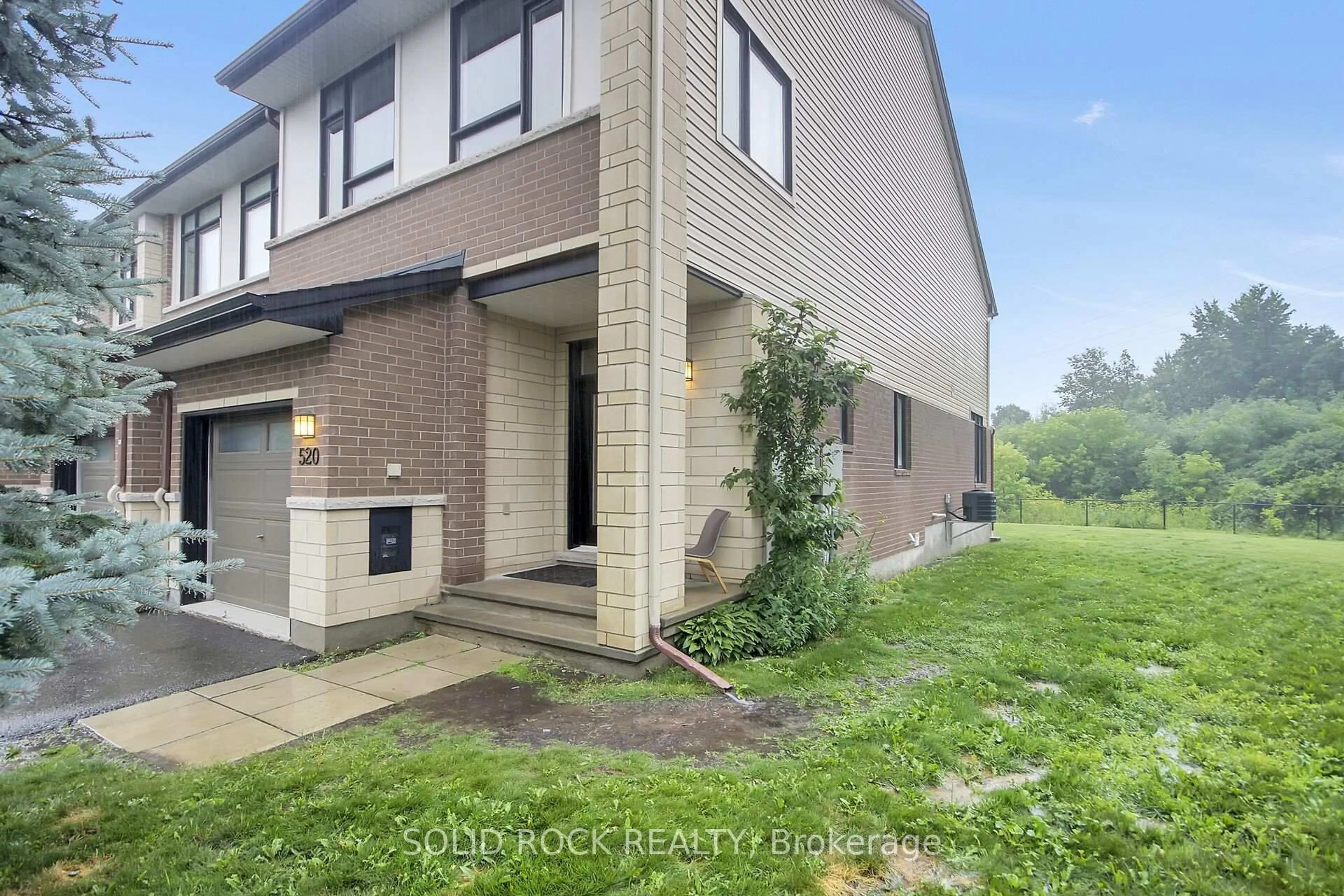 A pic from outside/outdoor area/front of a property/back of a property/a pic from drone, street for 520 GRAND TULLY Way, Gloucester Ontario K1V 2M1