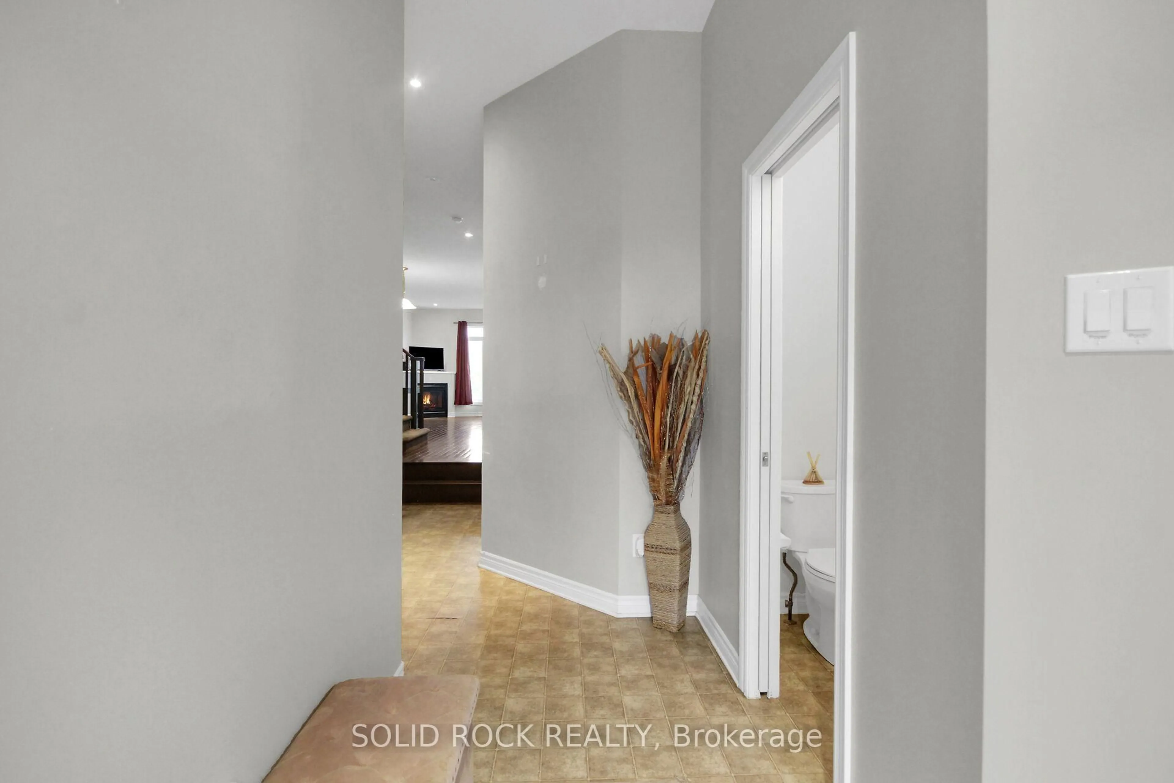 Indoor entryway for 520 GRAND TULLY Way, Gloucester Ontario K1V 2M1