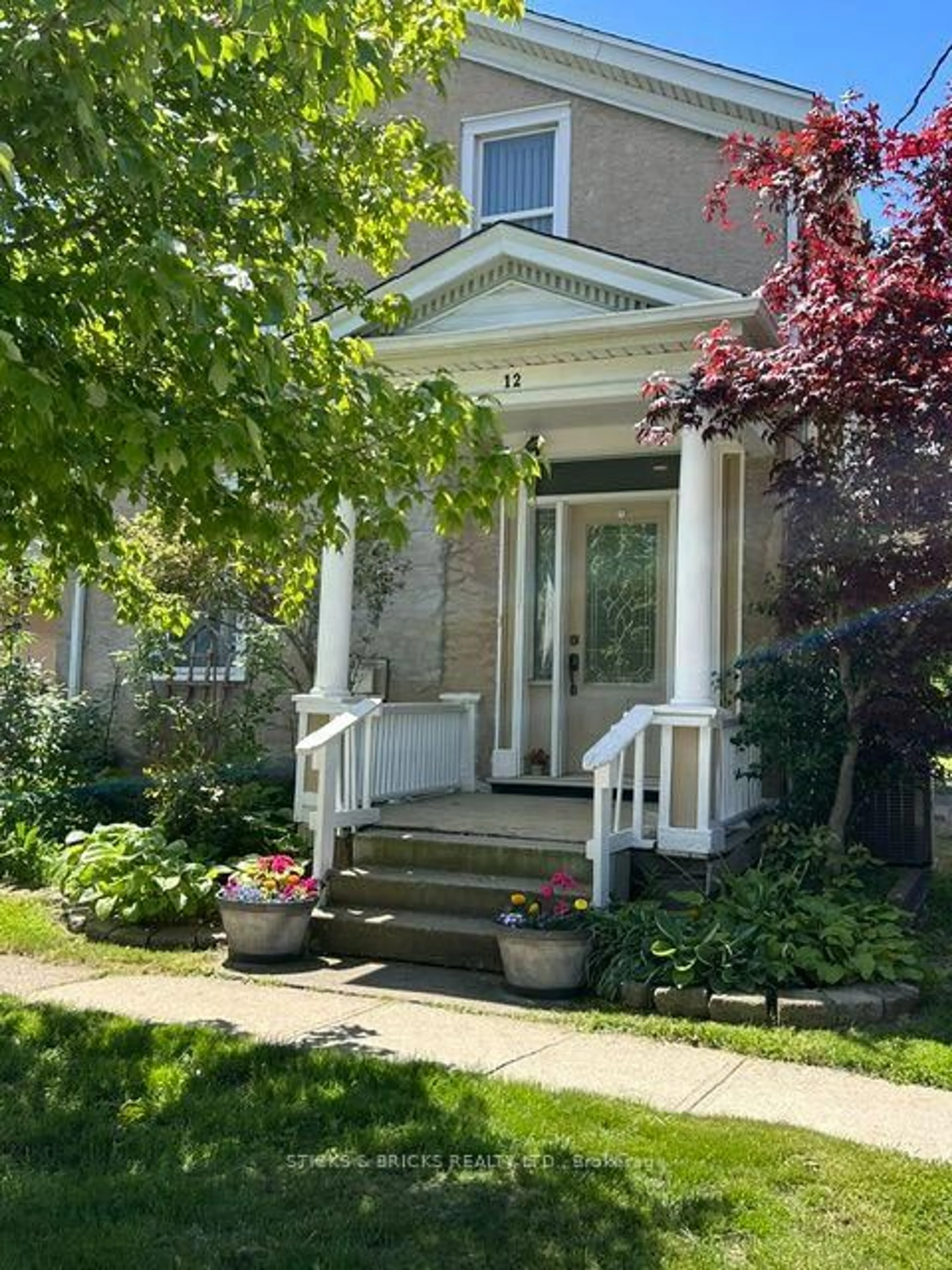 Unknown for 12 Cross St, St. Catharines Ontario L2R 2W5