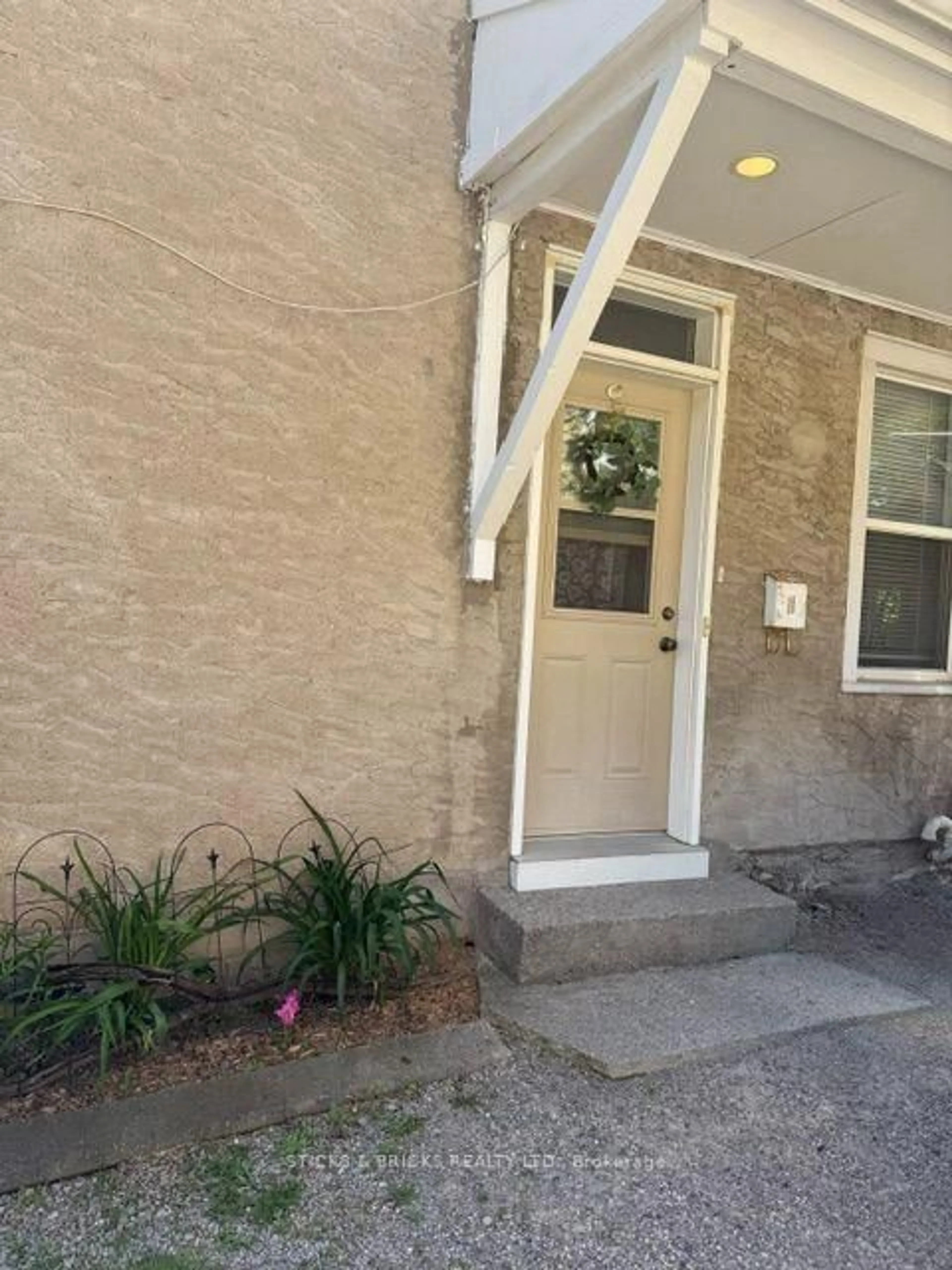 Indoor entryway for 12 Cross St, St. Catharines Ontario L2R 2W5