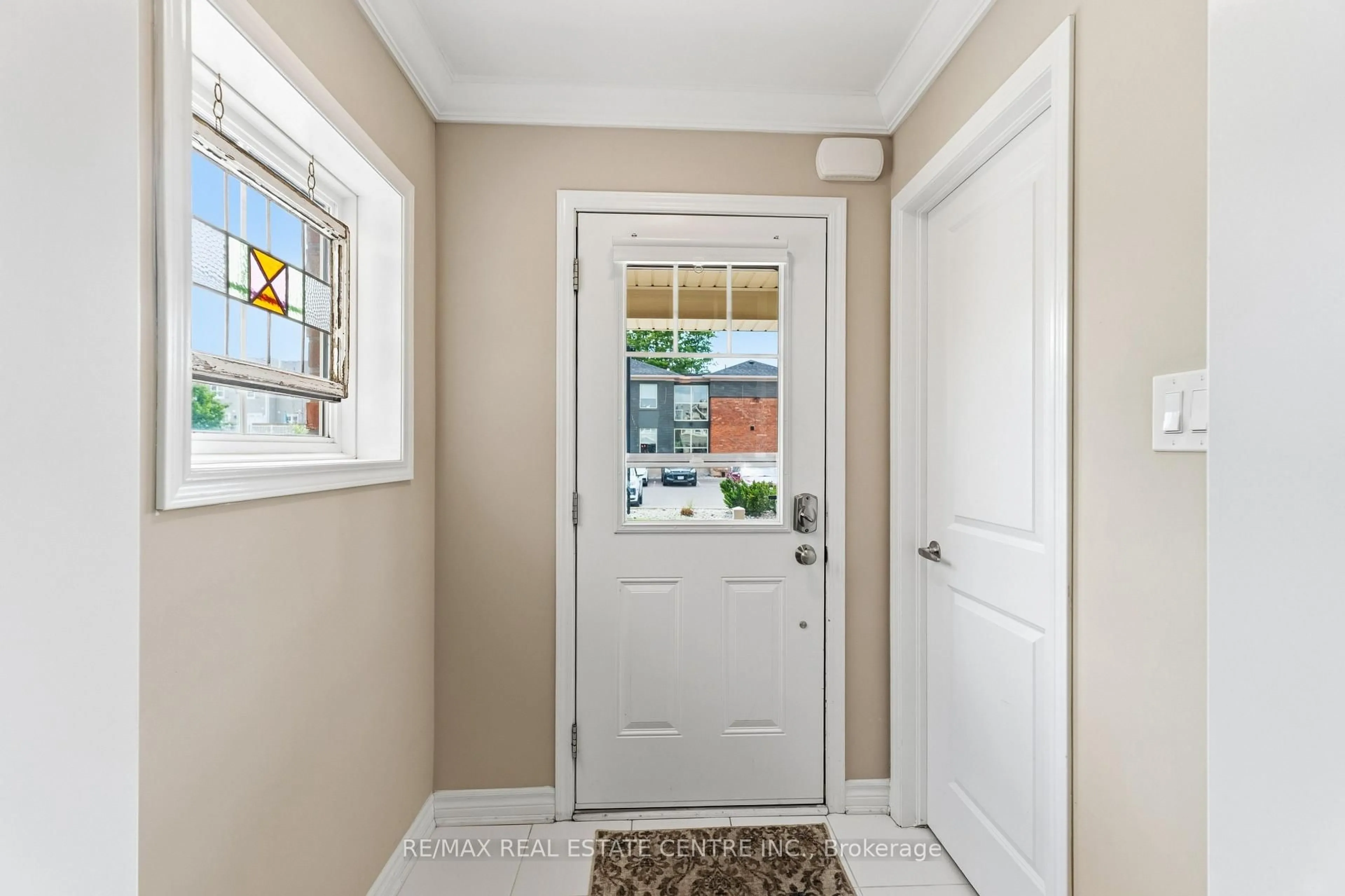 Indoor entryway for 22 Spring Creek Dr #33, Hamilton Ontario L8B 1V7