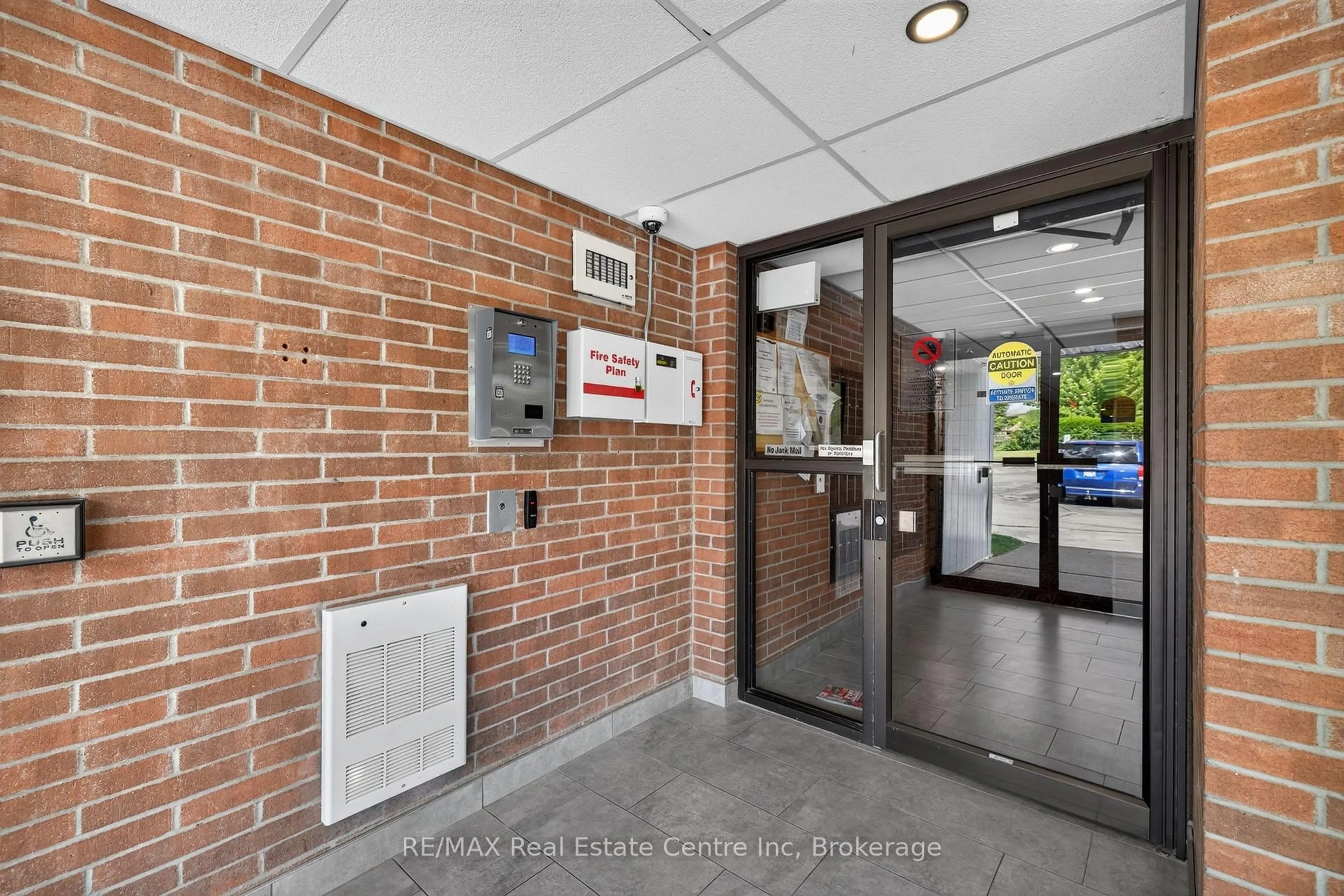 Indoor foyer for 65 Silvercreek Pkwy #401, Guelph Ontario N1H 7R9