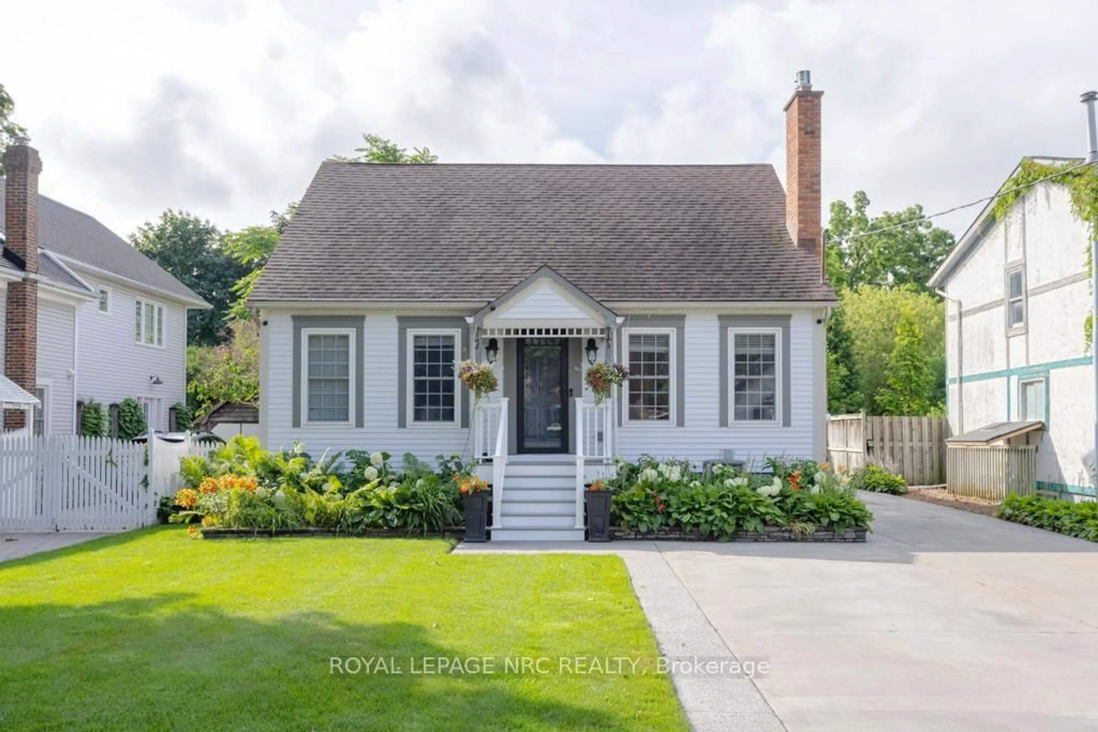 Home with vinyl exterior material, street for 153 Main St, St. Catharines Ontario L2N 4V6