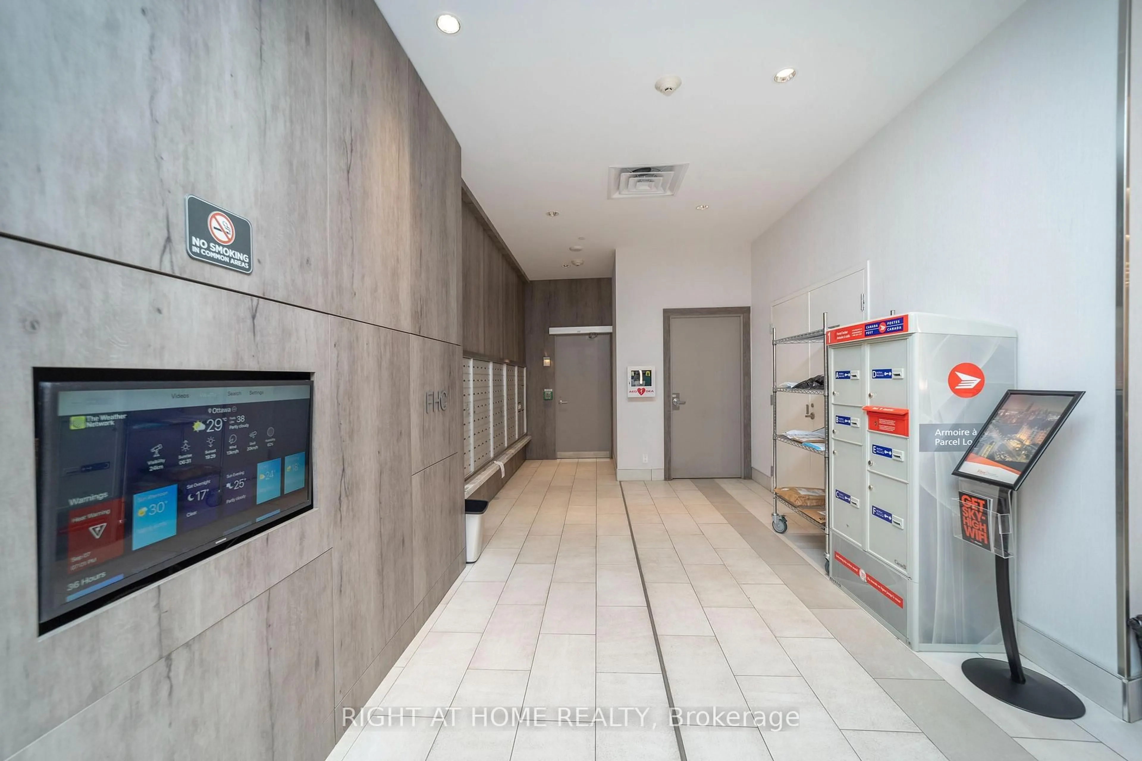Indoor foyer for 485 RICHMOND Rd #1309, Ottawa Ontario K2A 3W9