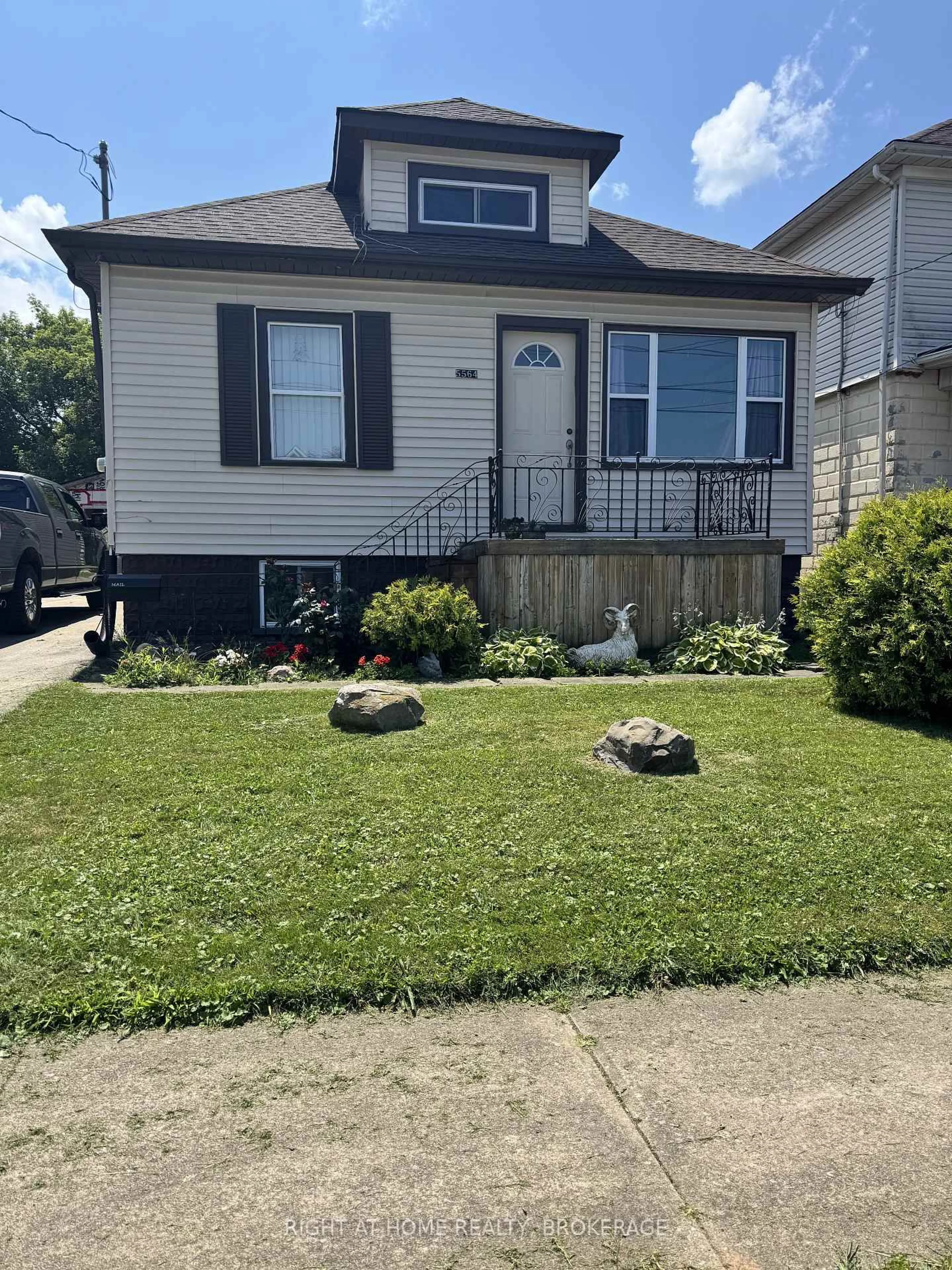 Home with vinyl exterior material, street for 5564 Fraser St, Niagara Falls Ontario L2E 3C9