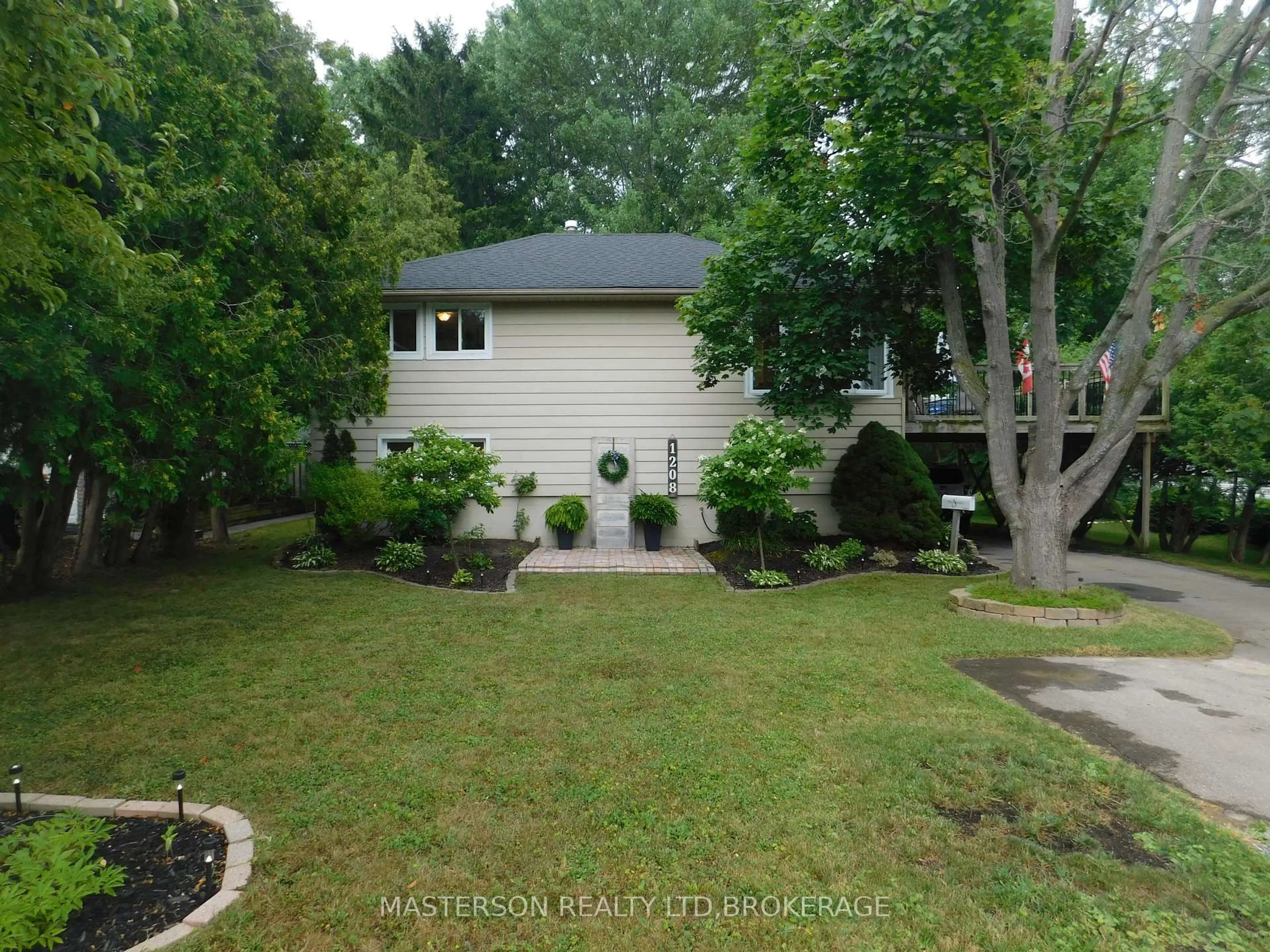 A pic from outside/outdoor area/front of a property/back of a property/a pic from drone, street for 1208 BENNER Ave, Fort Erie Ontario L2A 4N7