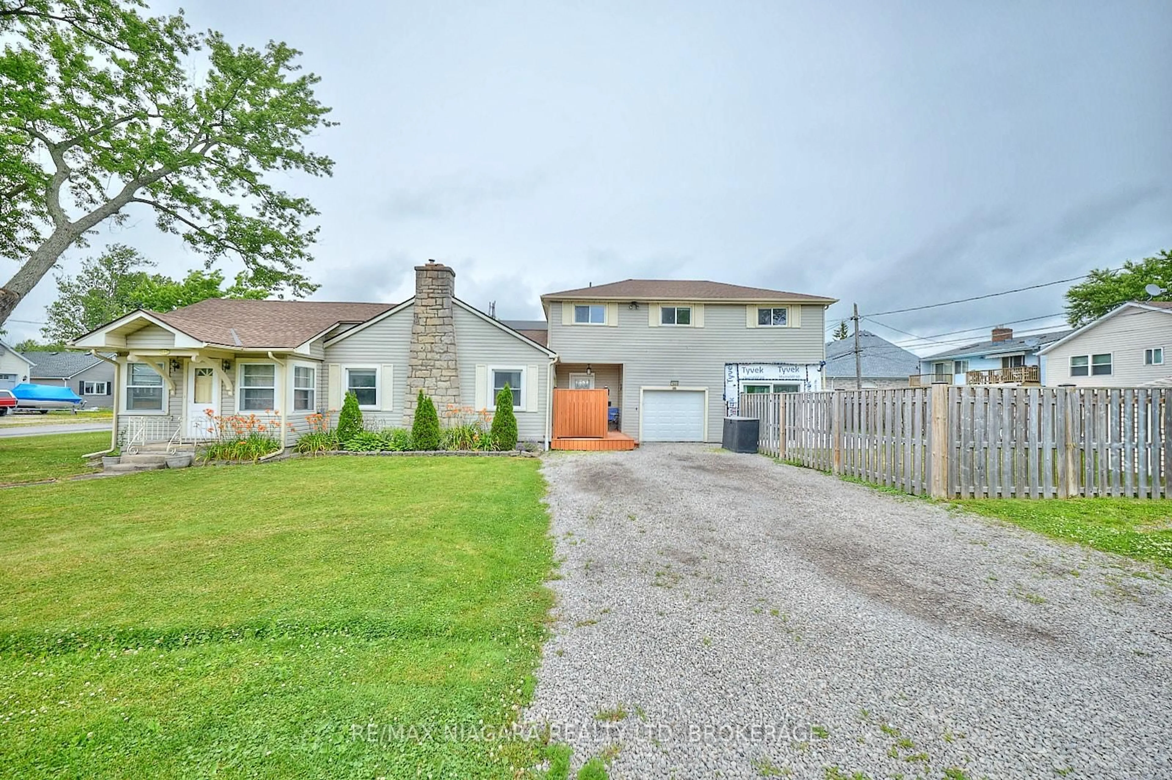 A pic from outside/outdoor area/front of a property/back of a property/a pic from drone, street for 1444 Lakehurst Ave, Fort Erie Ontario L2A 3A3