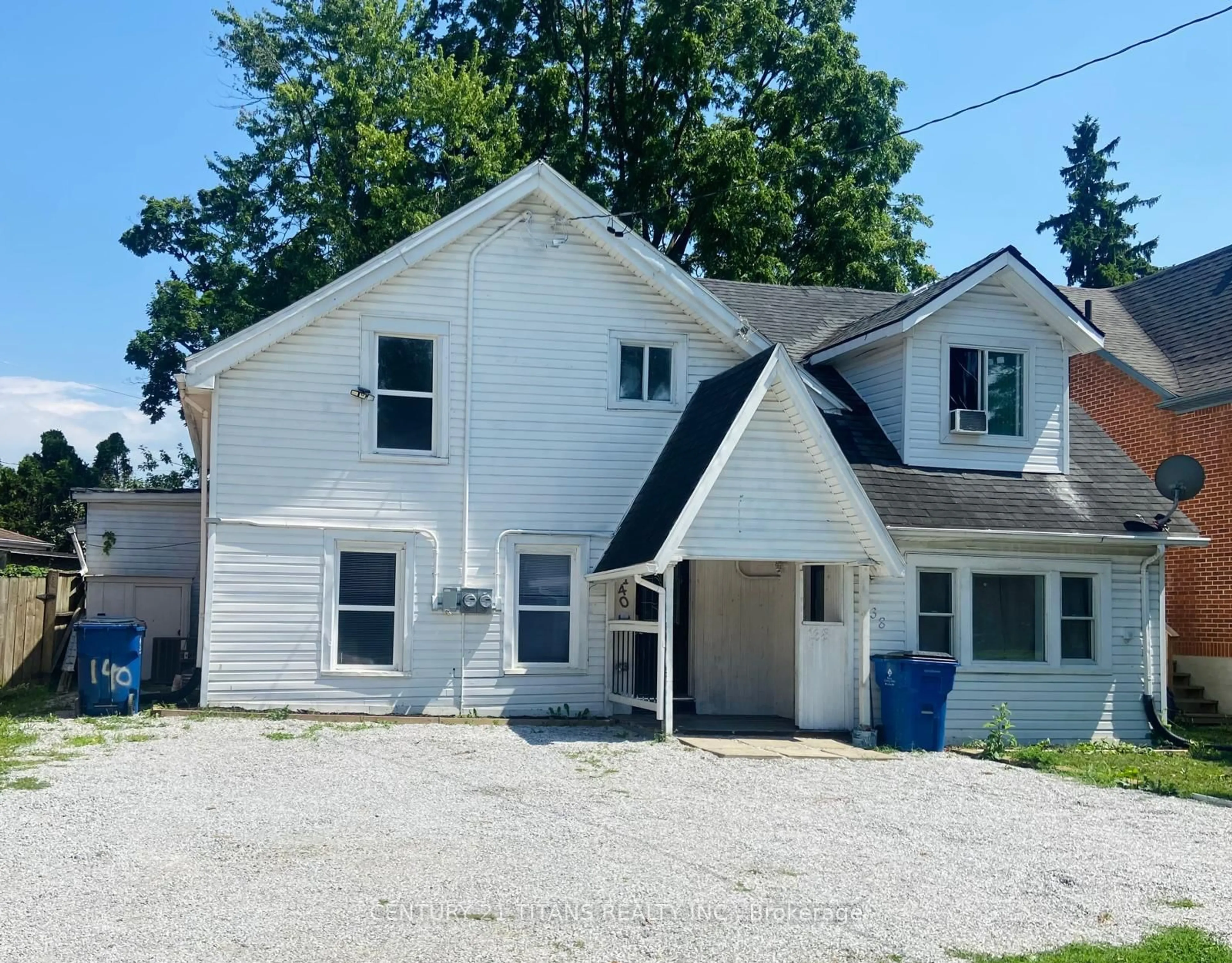 Home with vinyl exterior material, street for 138-140 Grand Ave, Chatham-Kent Ontario N7L 1W2