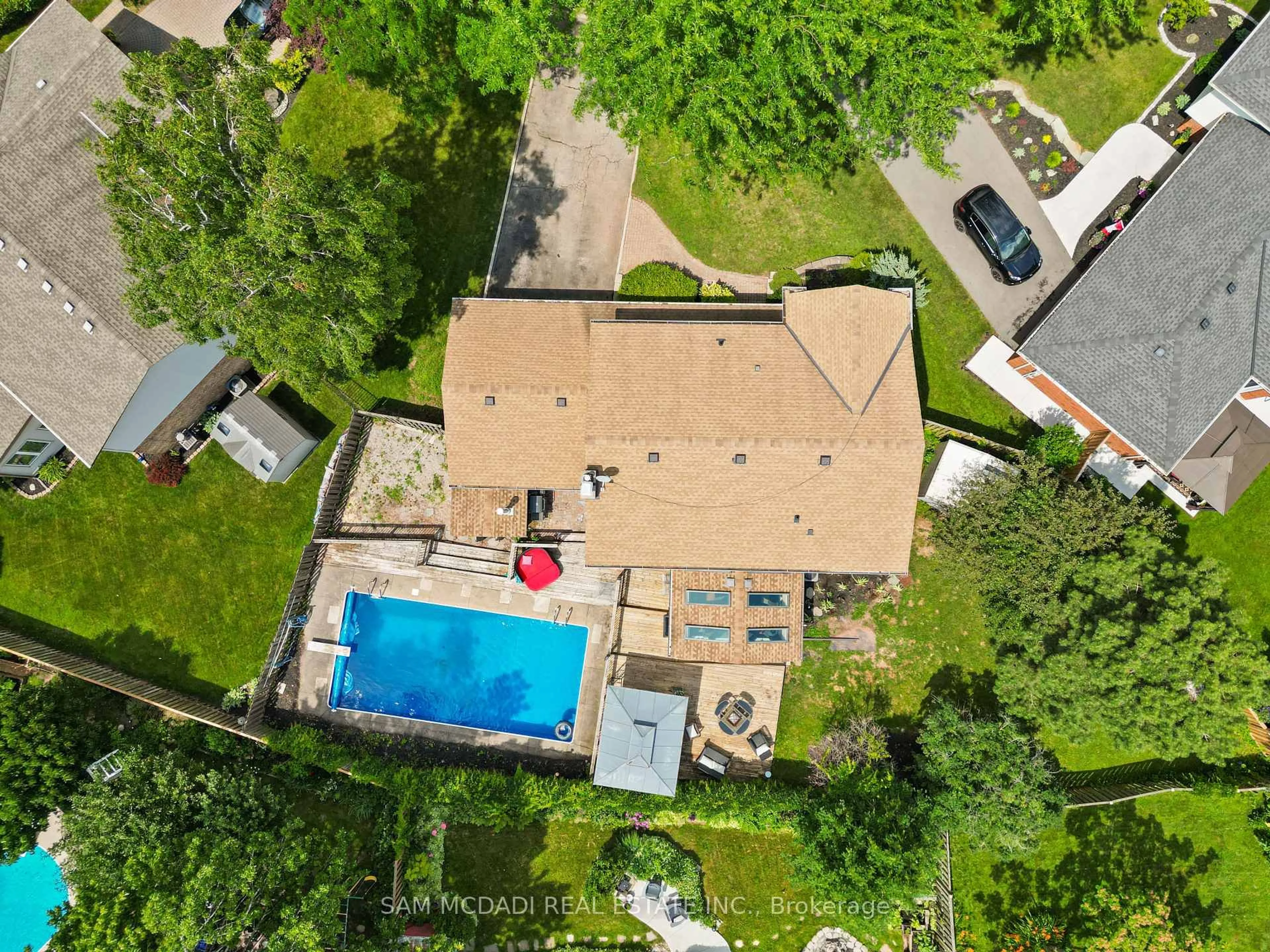 A pic from outside/outdoor area/front of a property/back of a property/a pic from drone, unknown for 8 Nomad Crt, Grimsby Ontario L3M 4R9