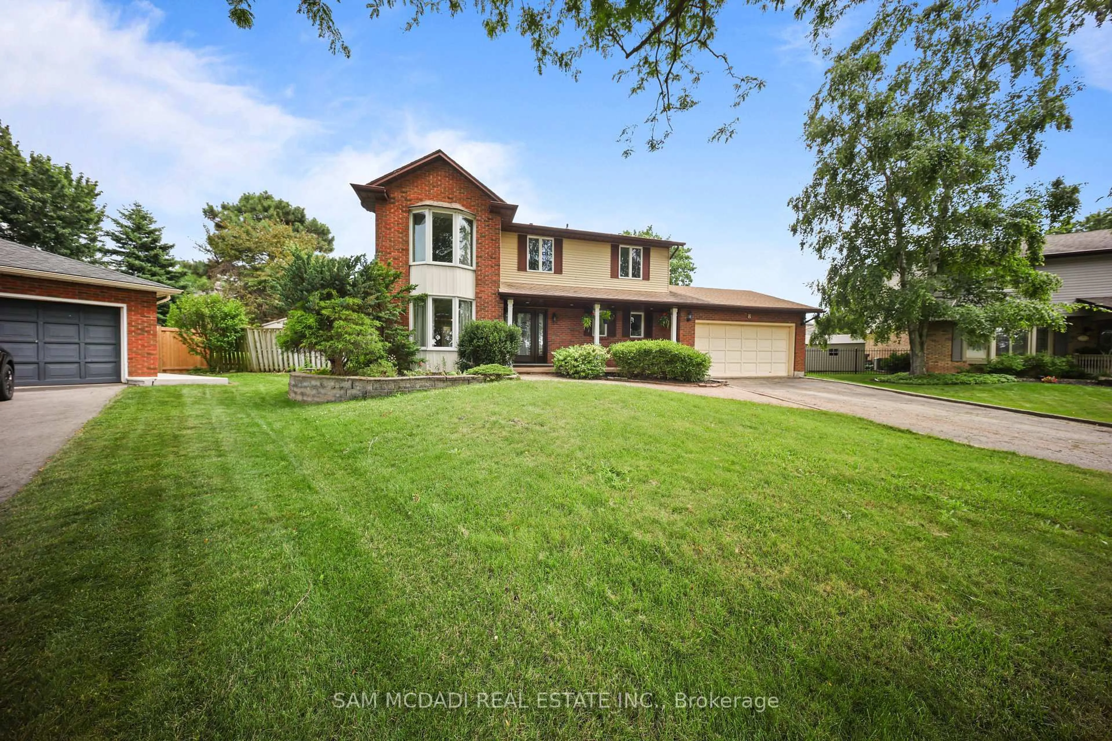 A pic from outside/outdoor area/front of a property/back of a property/a pic from drone, street for 8 Nomad Crt, Grimsby Ontario L3M 4R9
