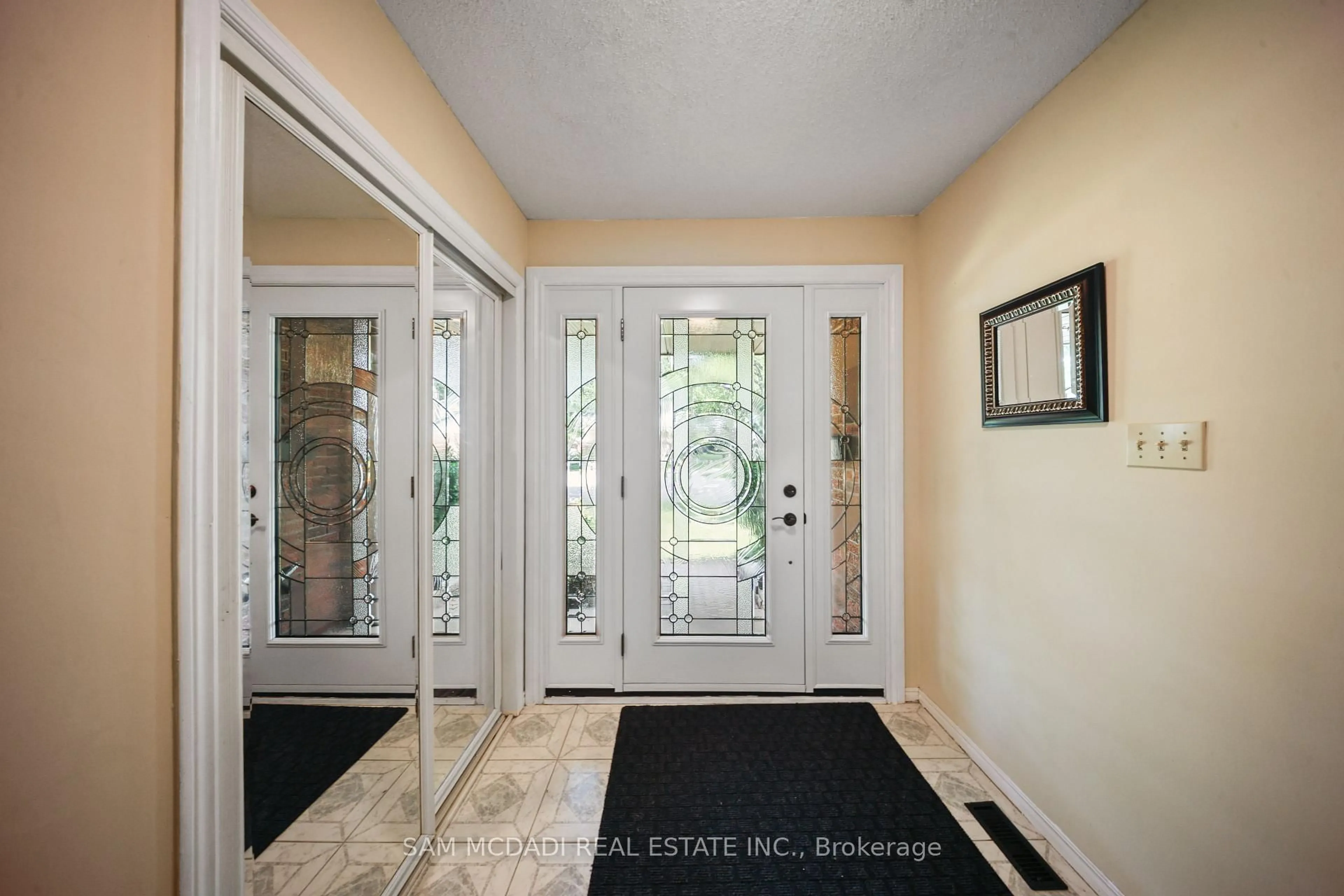 Indoor entryway for 8 Nomad Crt, Grimsby Ontario L3M 4R9