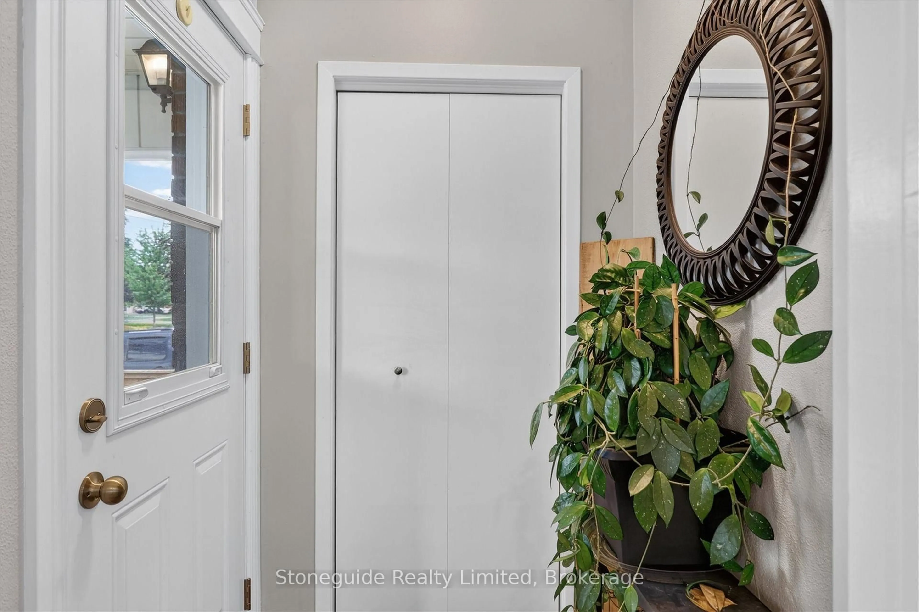 Indoor entryway for 565 Riverside Dr, Peterborough Ontario K9J 3Y9