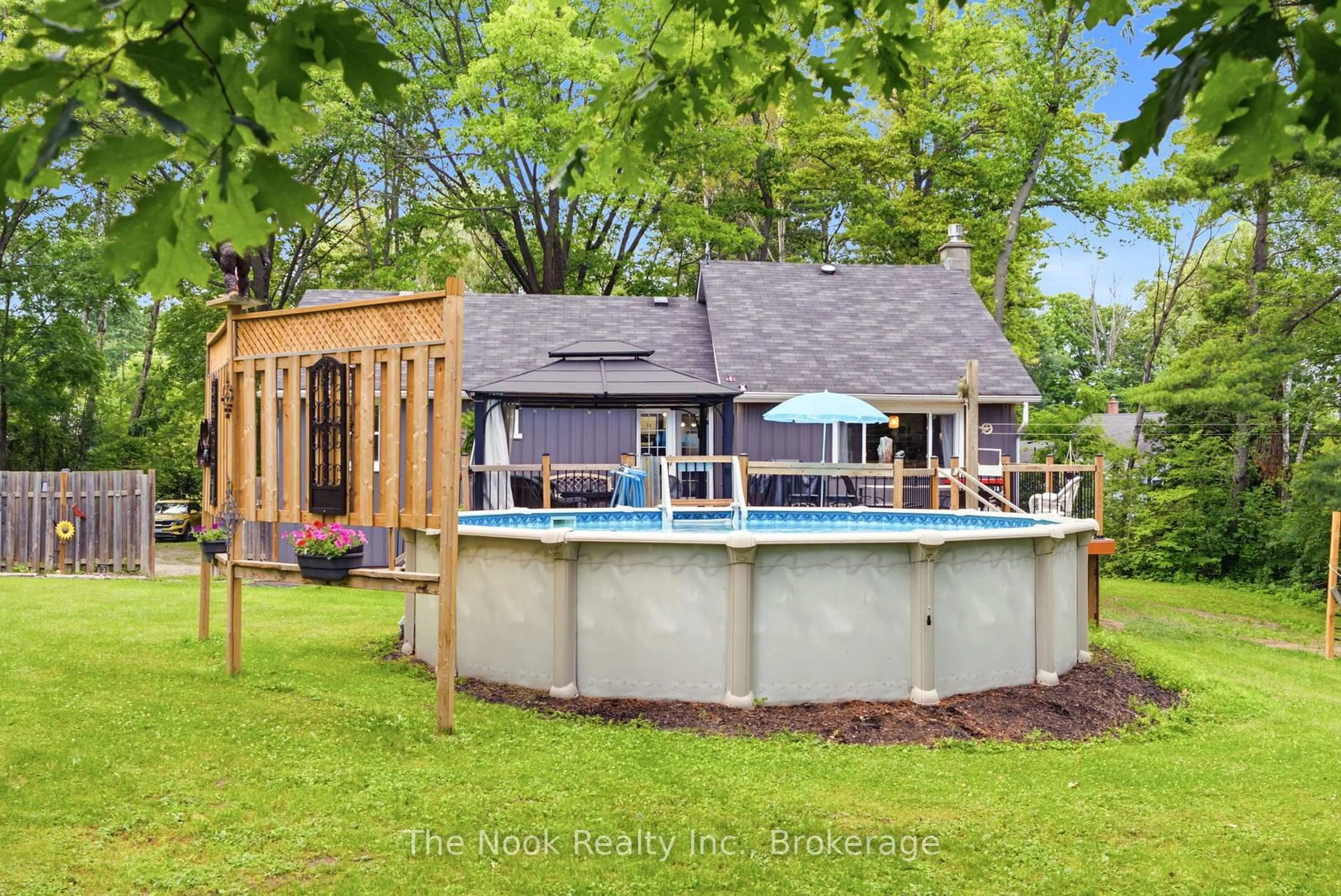 Home with vinyl exterior material, water/lake/river/ocean view for 5203 Valleyview Cres, Hamilton Township Ontario K0L 1E0