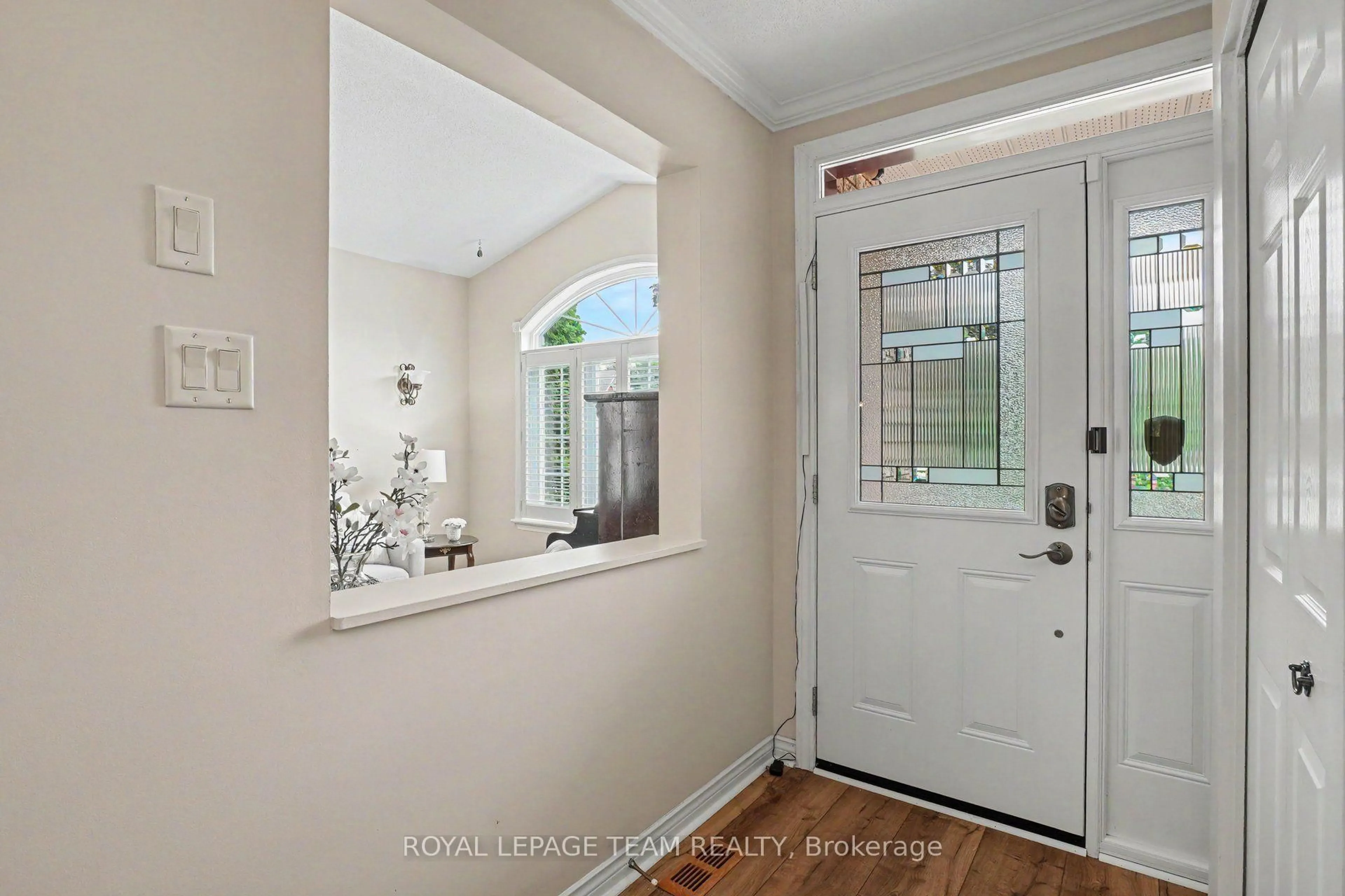 Indoor entryway for 14 Elk Island Crt, Kanata Ontario K2M 2V3