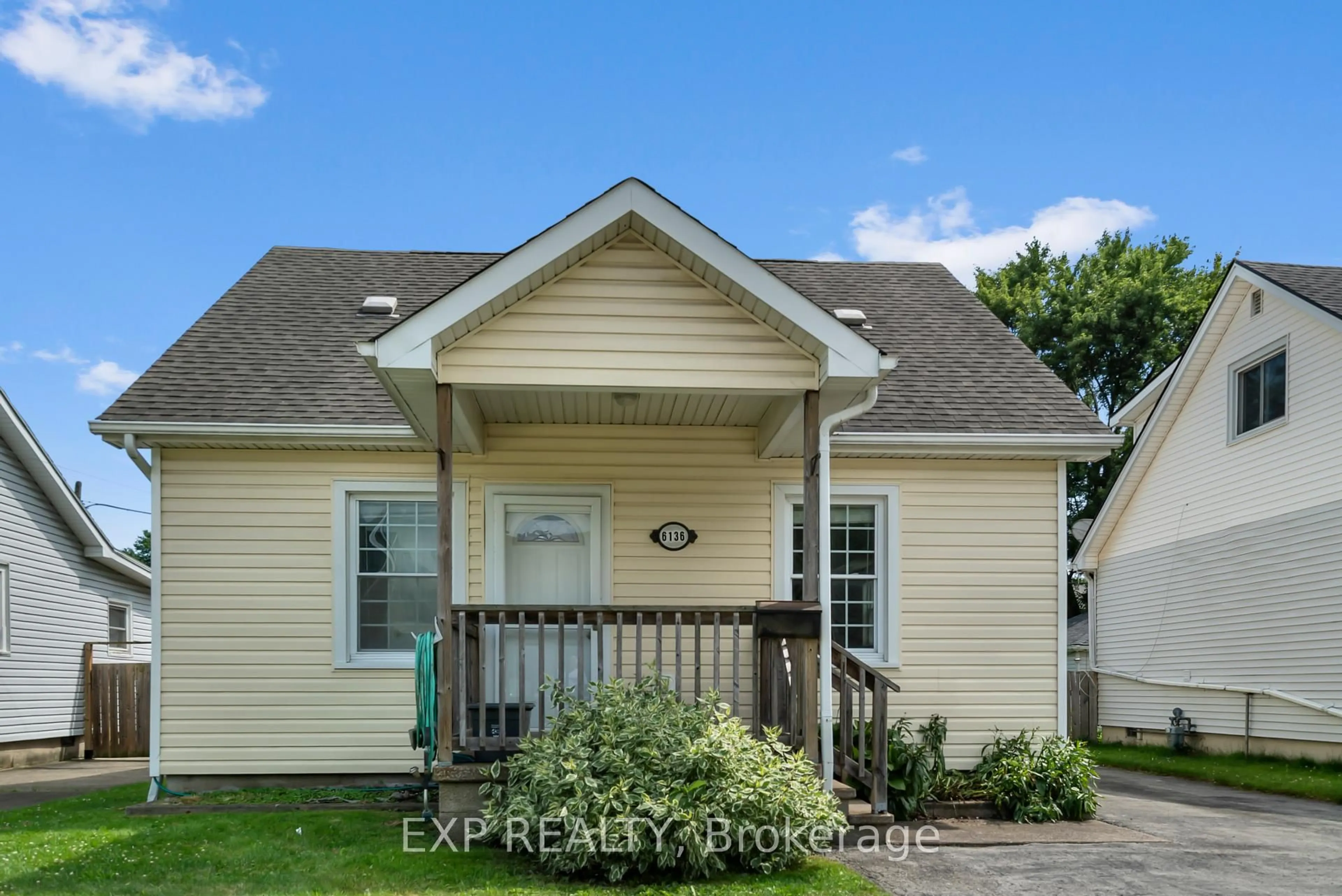 Home with vinyl exterior material, street for 6136 Churchill St, Niagara Falls Ontario L2G 2X3