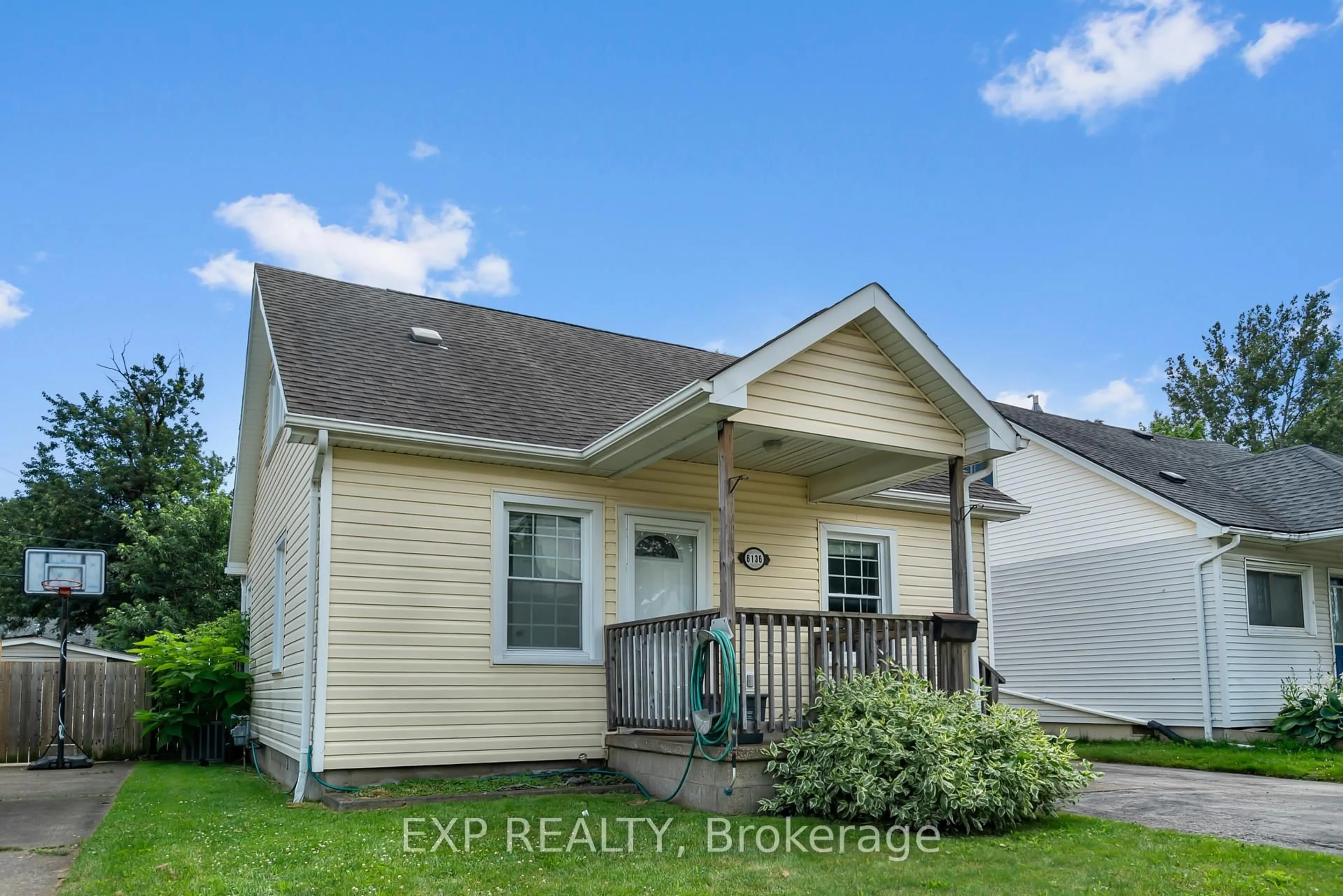 Home with vinyl exterior material, street for 6136 Churchill St, Niagara Falls Ontario L2G 2X3