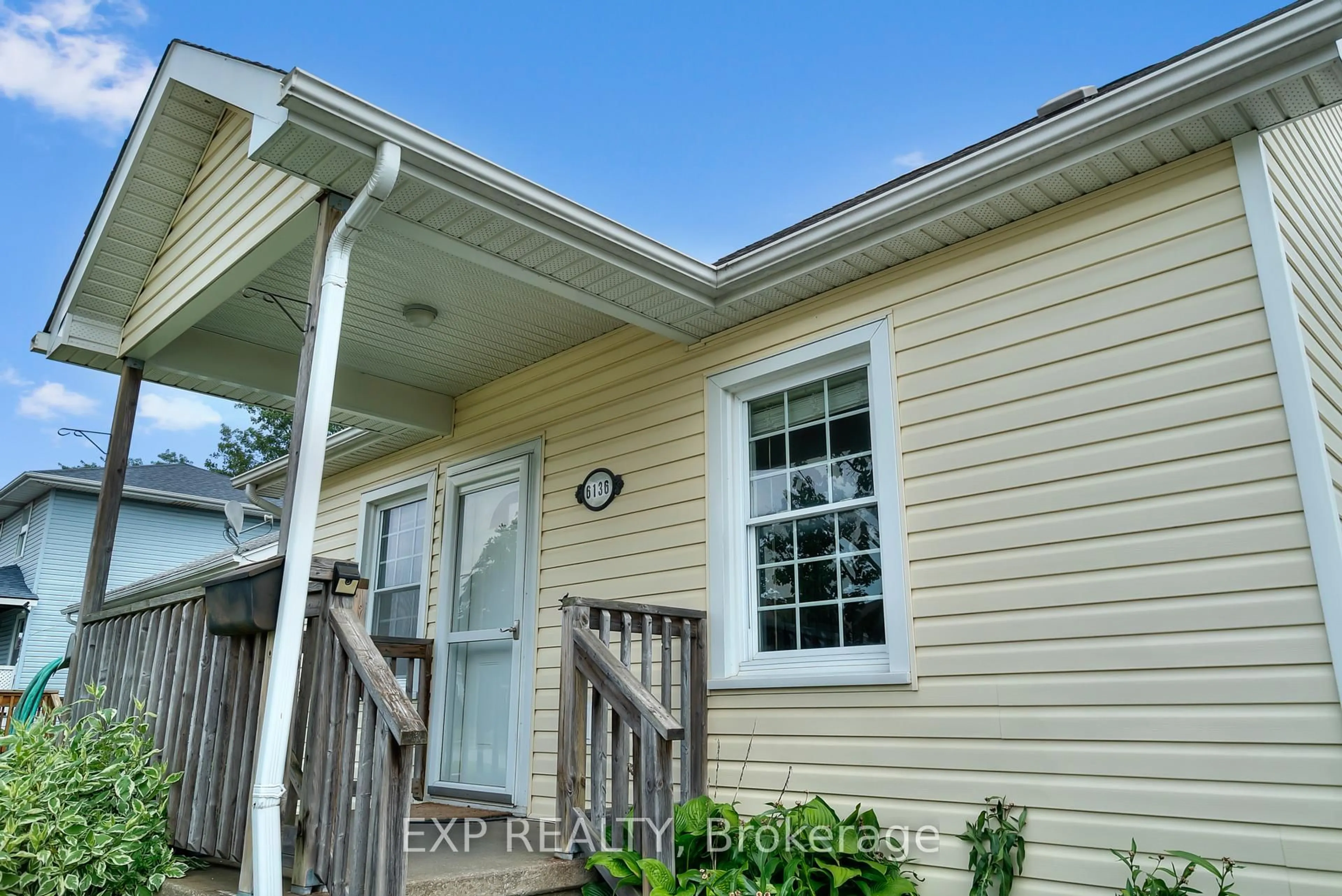 Home with vinyl exterior material, street for 6136 Churchill St, Niagara Falls Ontario L2G 2X3