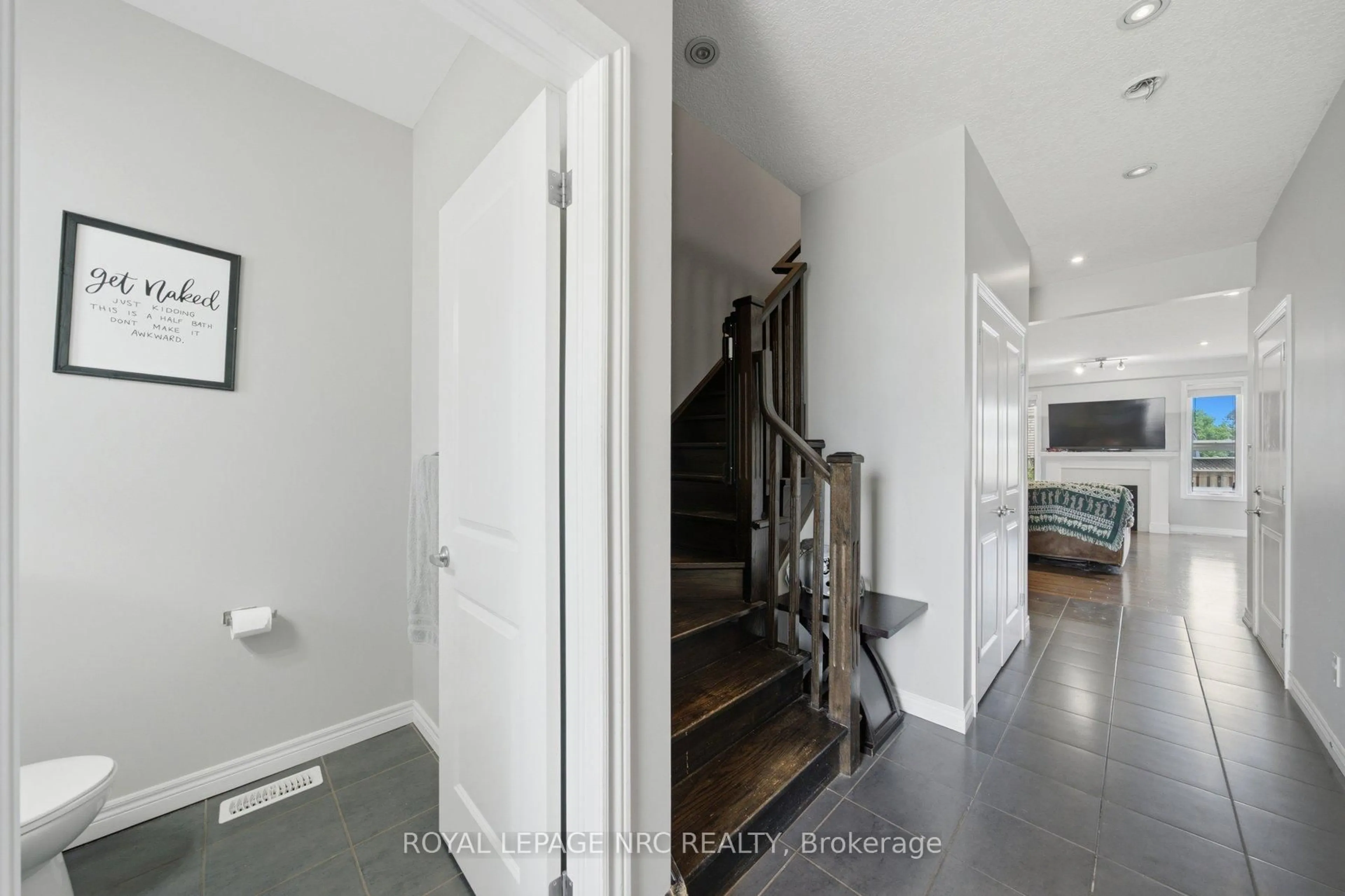 Indoor entryway for 380 Lake St #14, Grimsby Ontario L3M 0E8