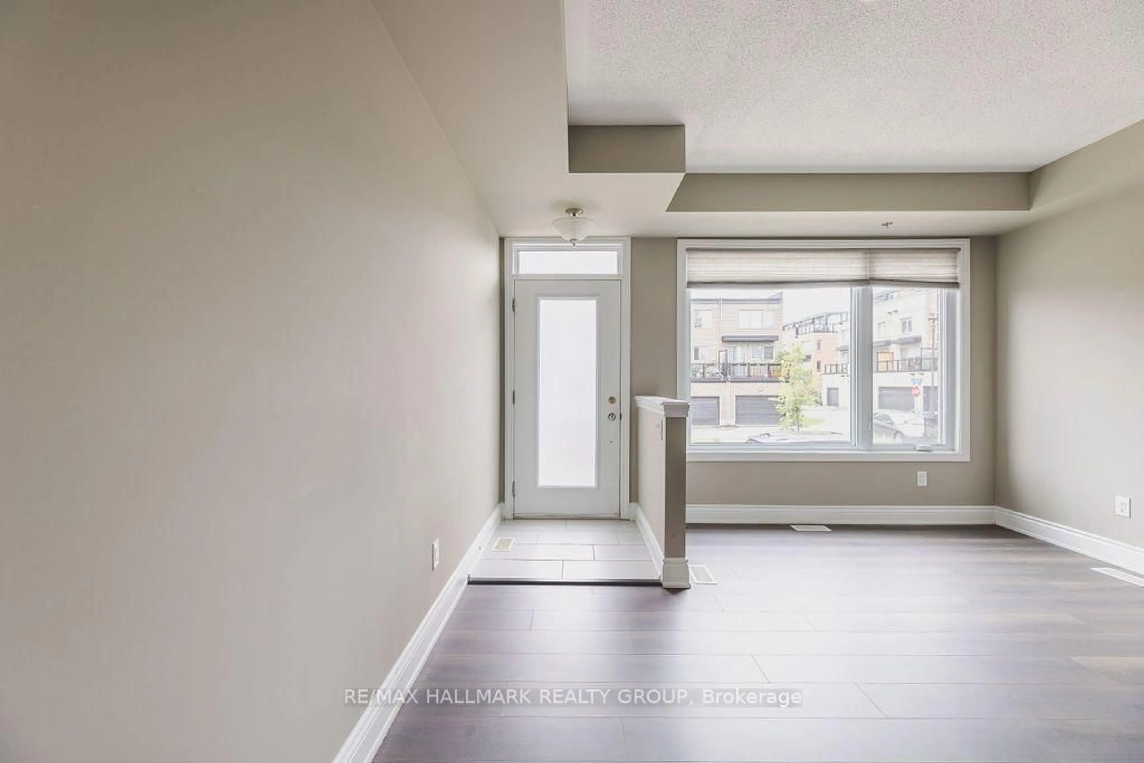 Indoor entryway for 535 Ozawa Private, Ottawa Ontario K1K 4Z8