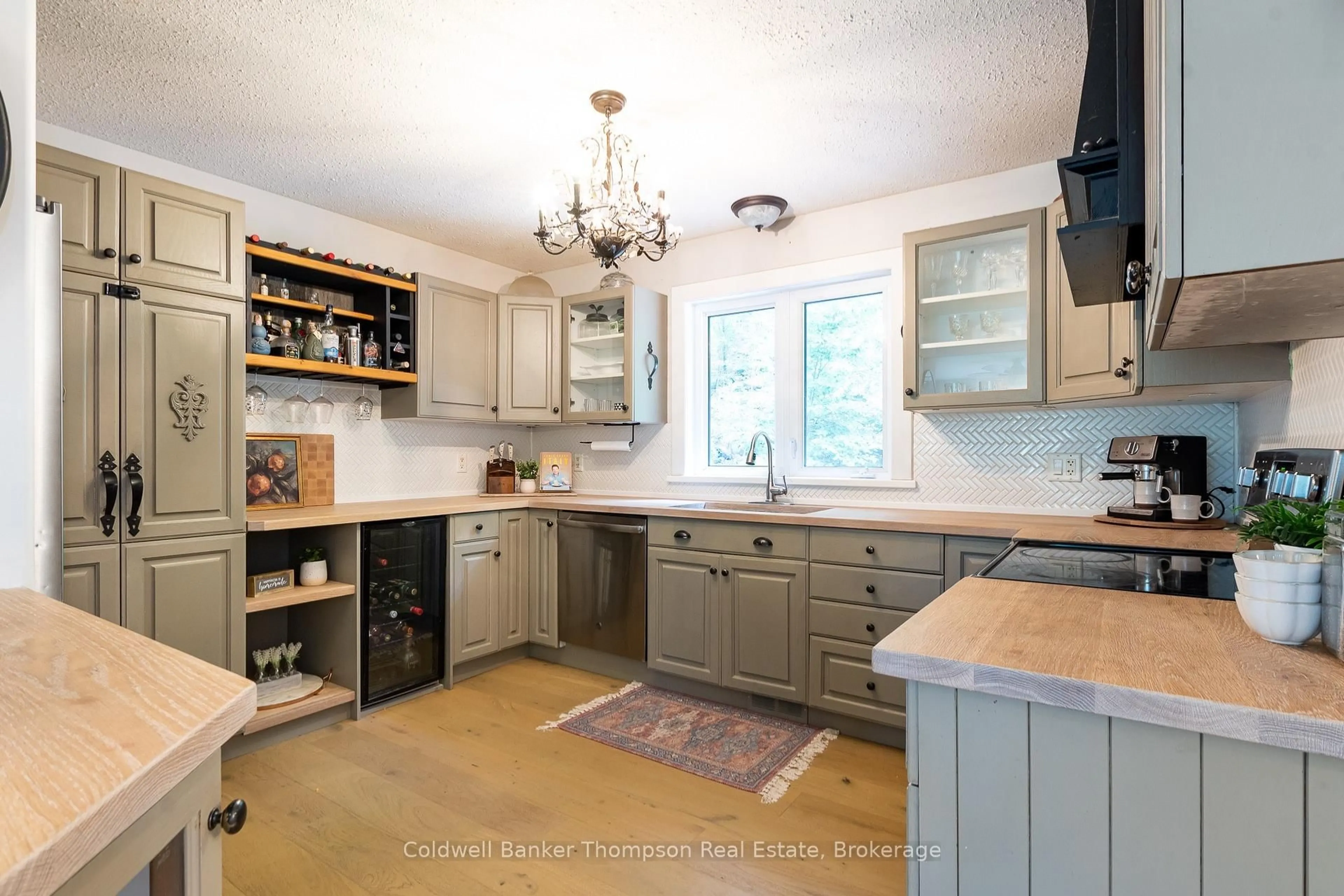Open concept kitchen, ceramic/tile floor for 791 Old Muskoka Rd, Huntsville Ontario P0B 1M0