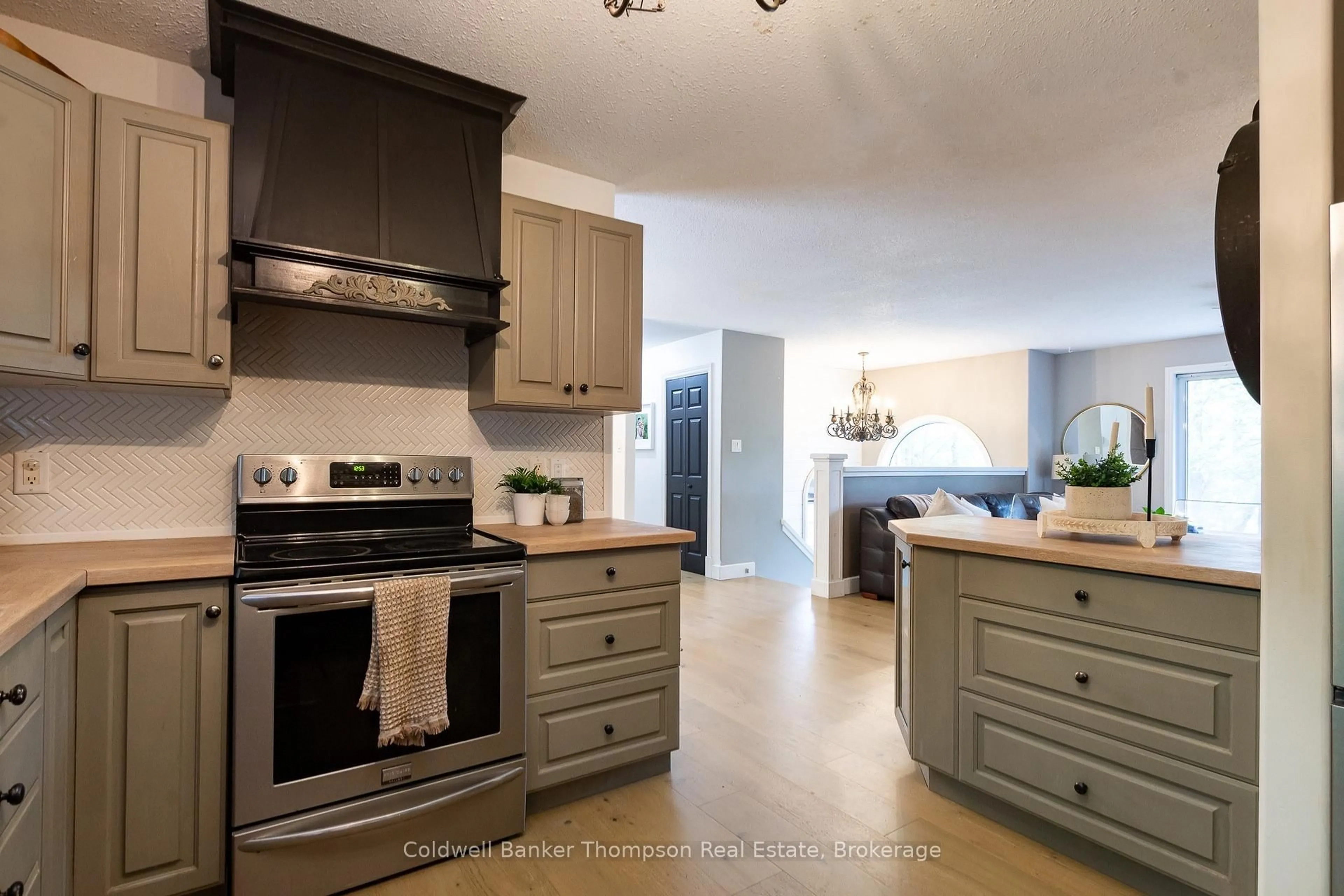 Open concept kitchen, ceramic/tile floor for 791 Old Muskoka Rd, Huntsville Ontario P0B 1M0