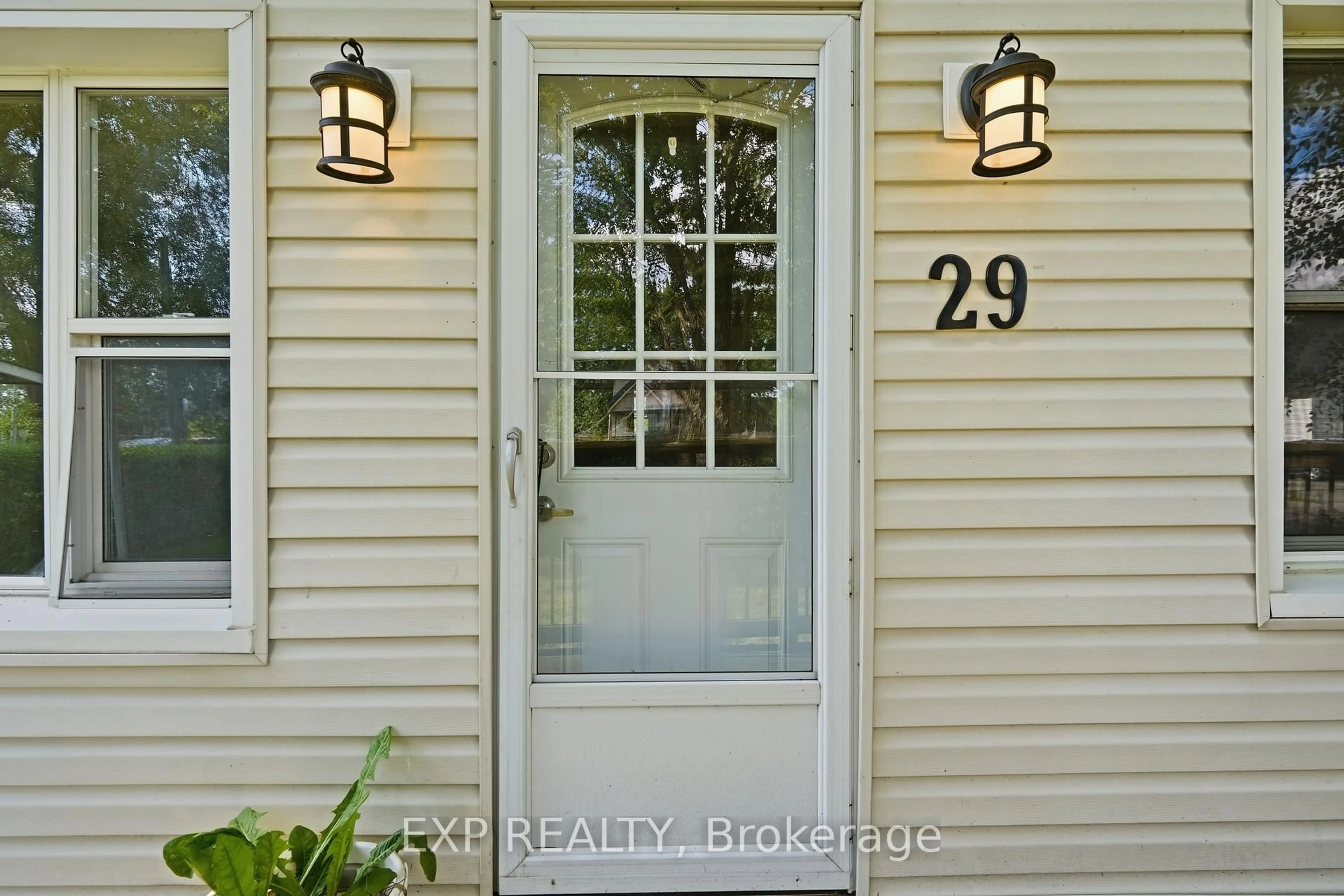 Indoor entryway for 29 Rockwood Ave, St. Catharines Ontario L2P 1E6