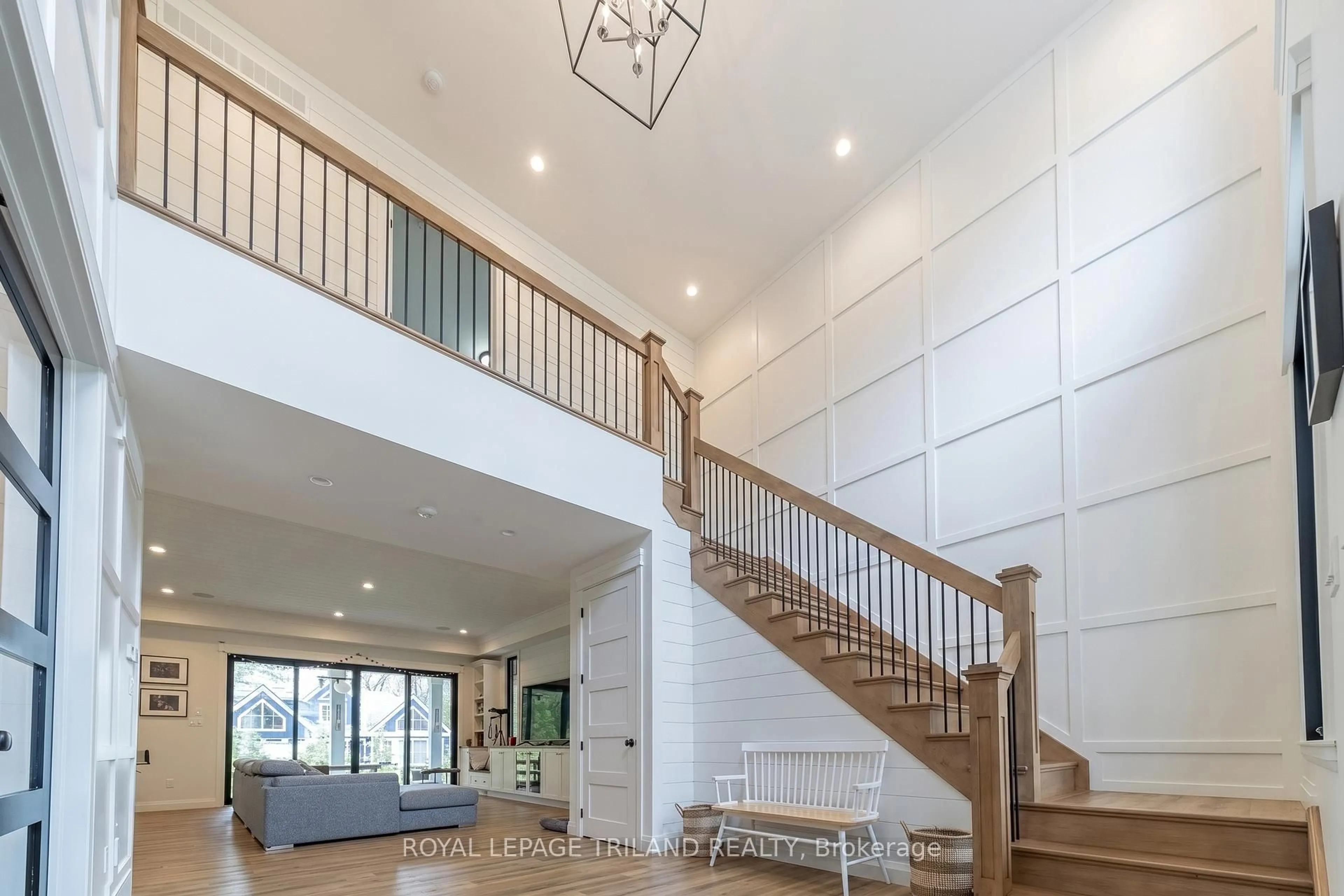 Indoor foyer for 10195 Red Pine Rd, Lambton Shores Ontario N0M 1T0