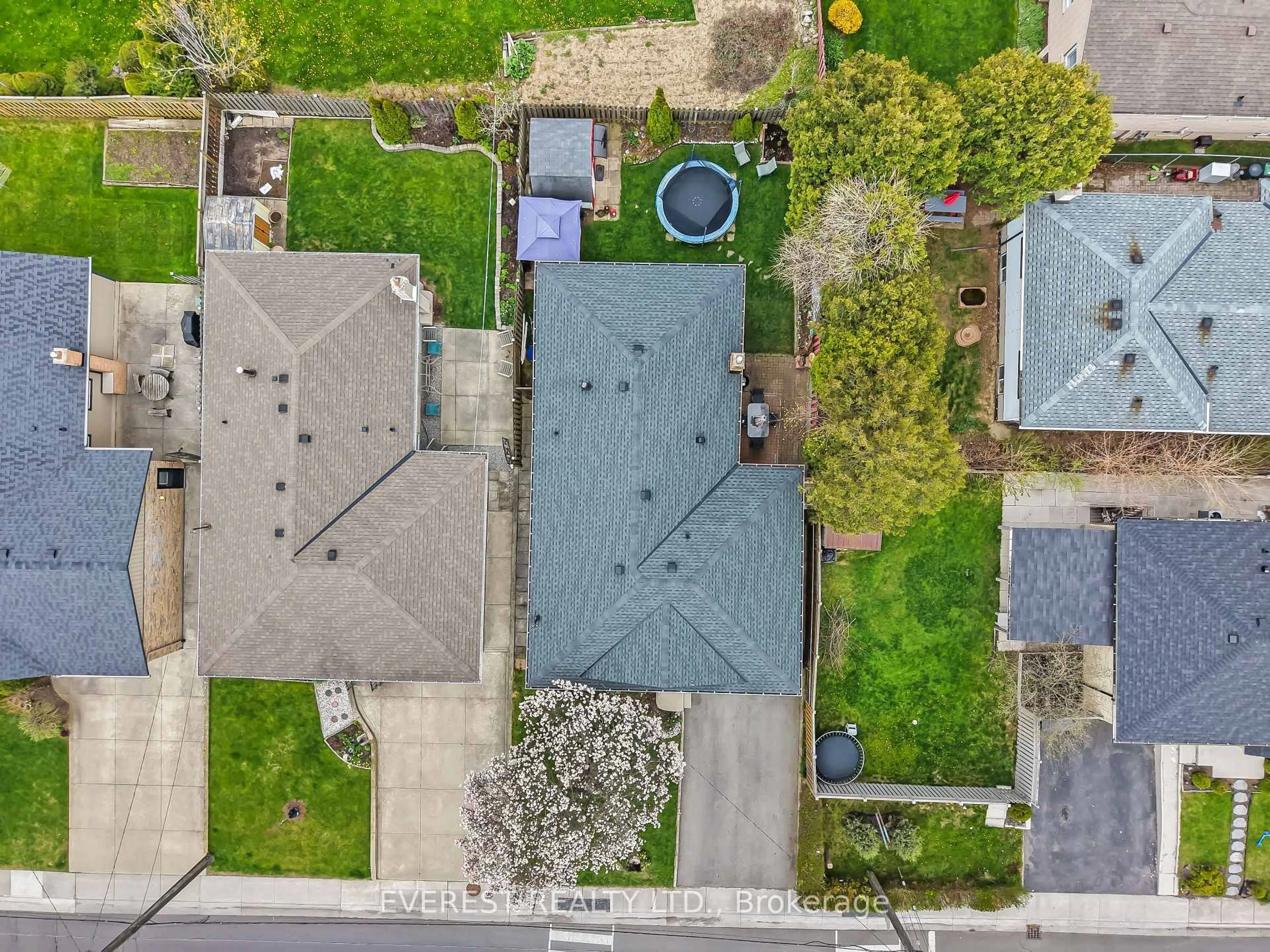 A pic from outside/outdoor area/front of a property/back of a property/a pic from drone, street for 27 Lavina Cres, Hamilton Ontario L9C 5S7