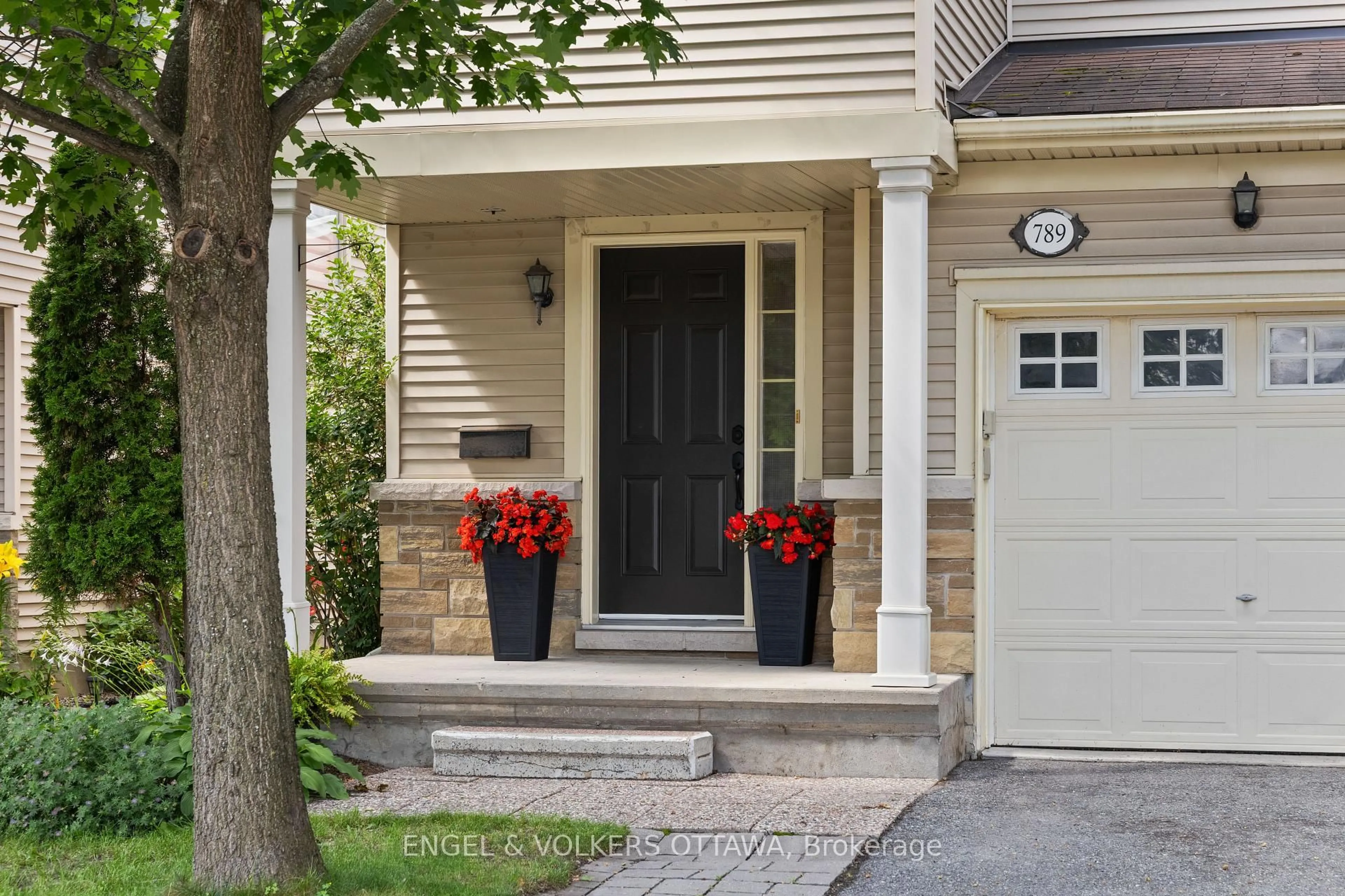 Indoor entryway for 789 Cobble Hill Dr, Ottawa Ontario K2J 0C4