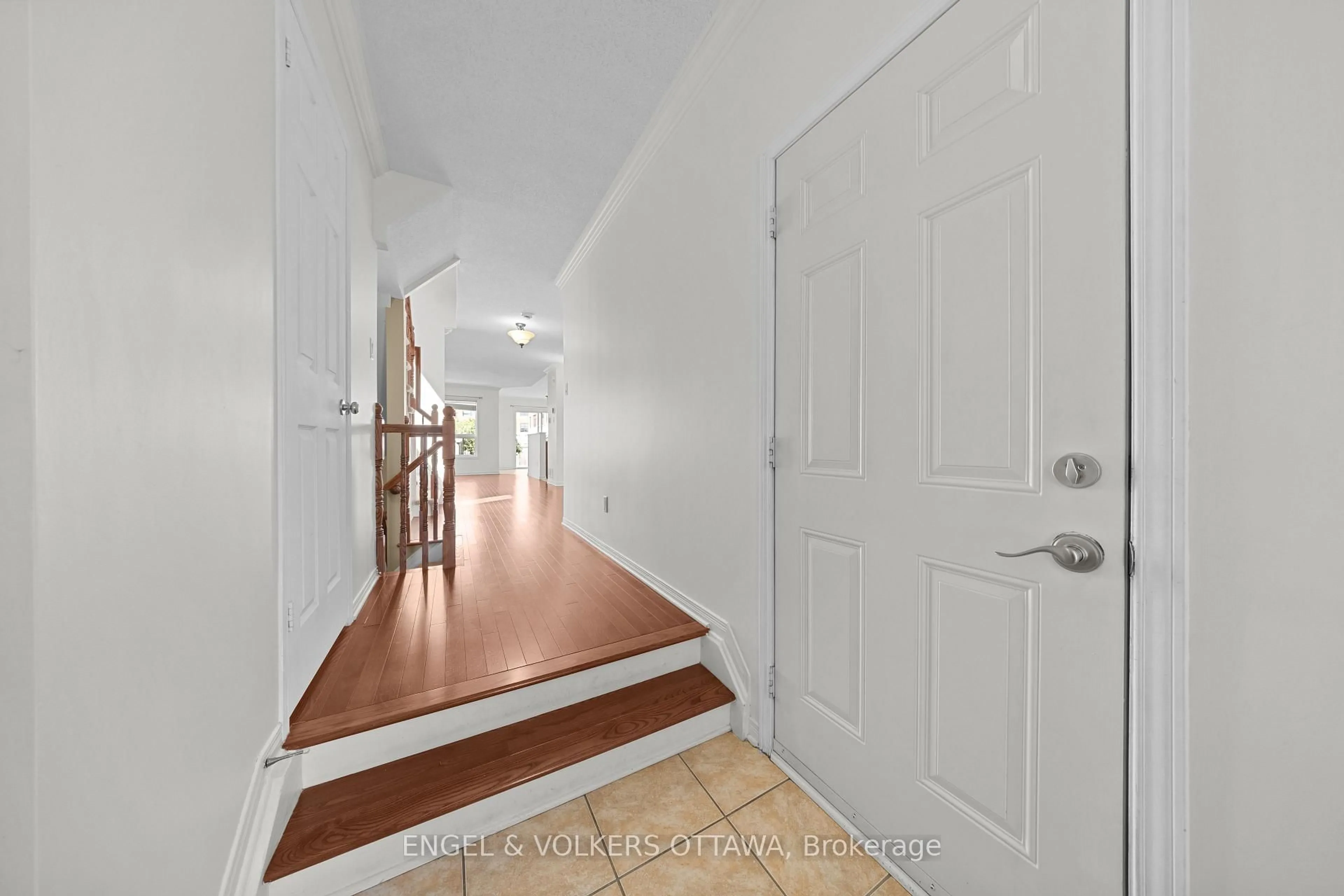 Indoor entryway for 789 Cobble Hill Dr, Ottawa Ontario K2J 0C4