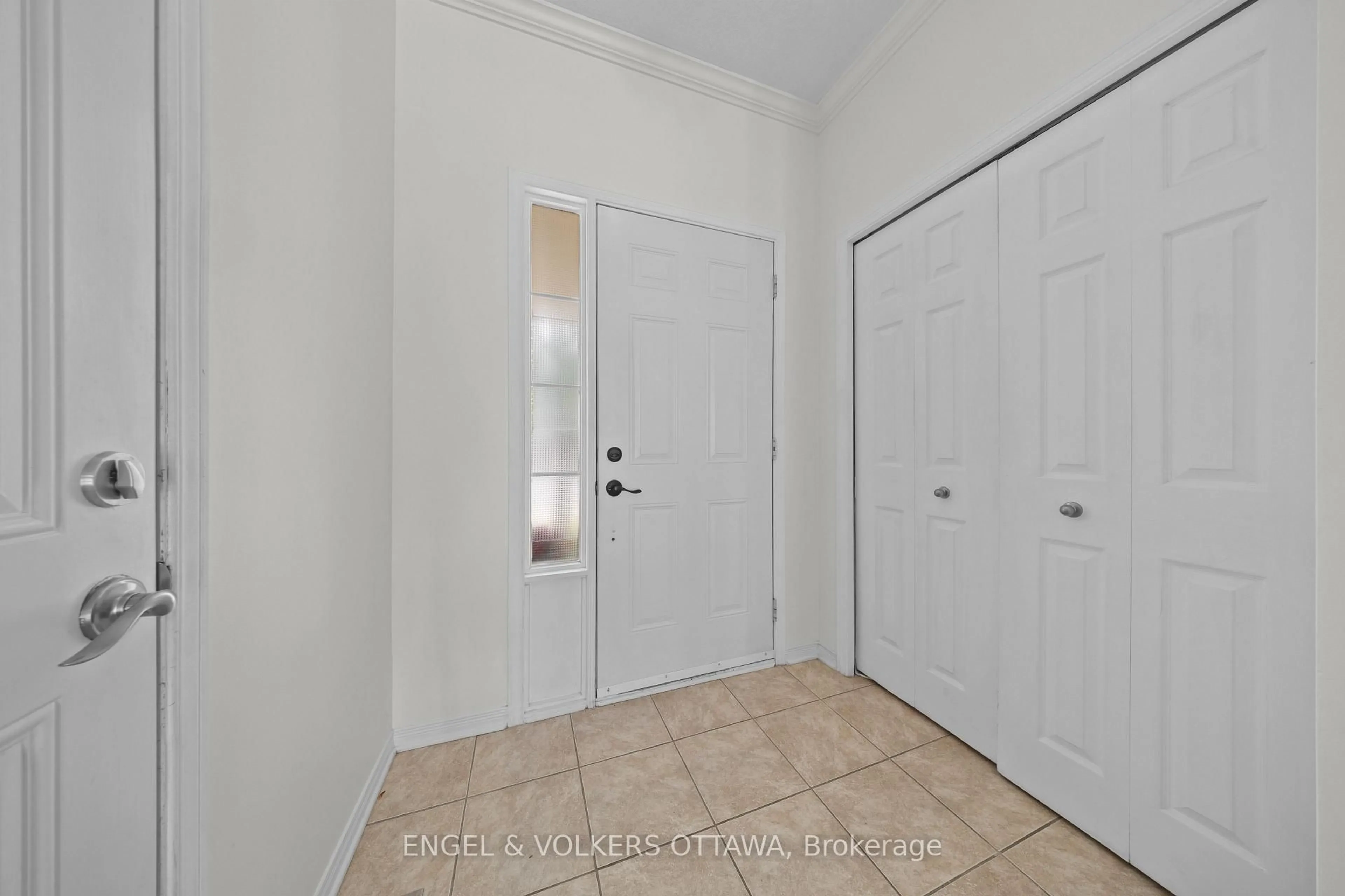 Indoor entryway for 789 Cobble Hill Dr, Ottawa Ontario K2J 0C4