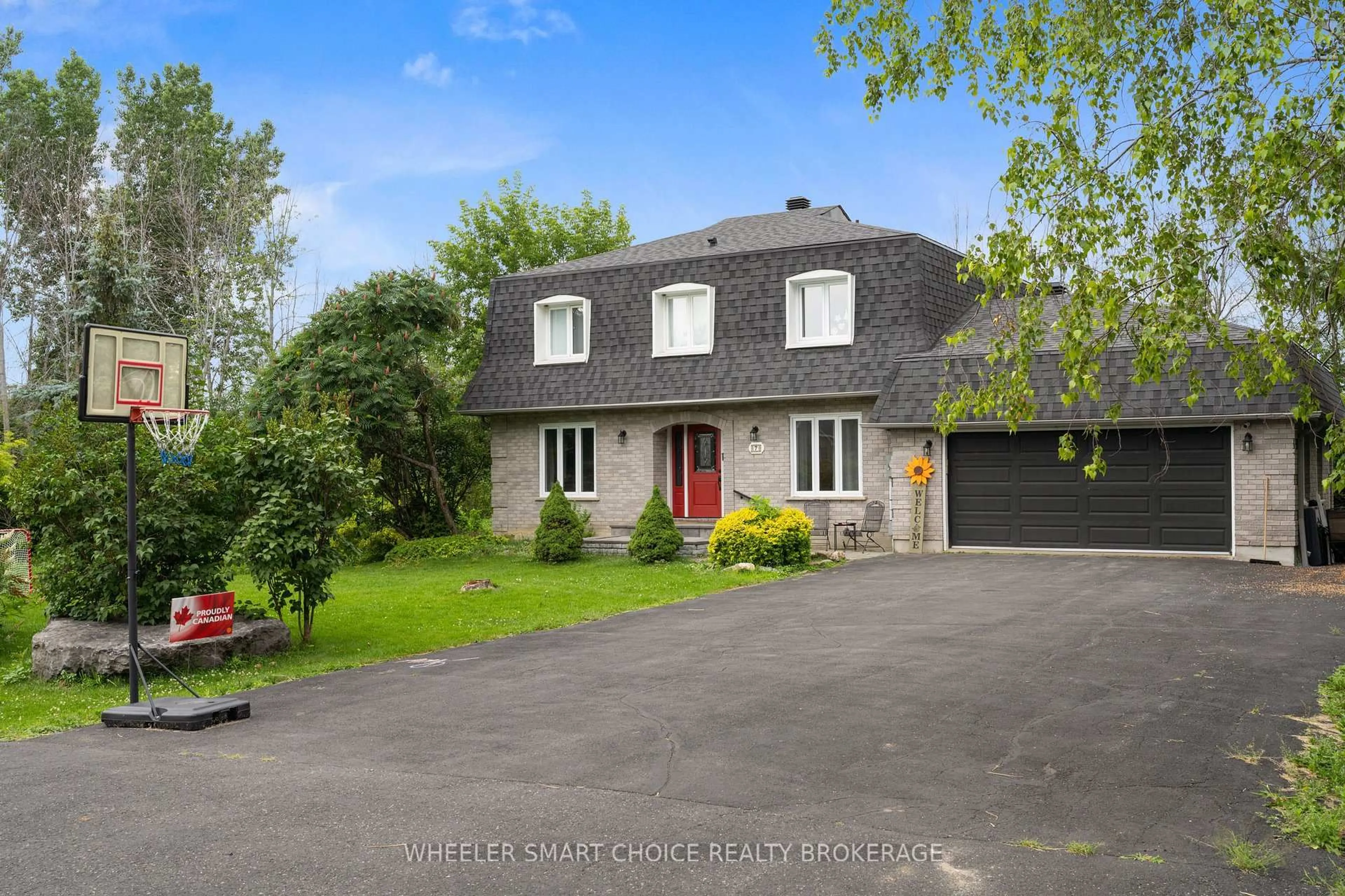 A pic from outside/outdoor area/front of a property/back of a property/a pic from drone, street for 7 Loyalist Cres, South Stormont Ontario K0C 1M0