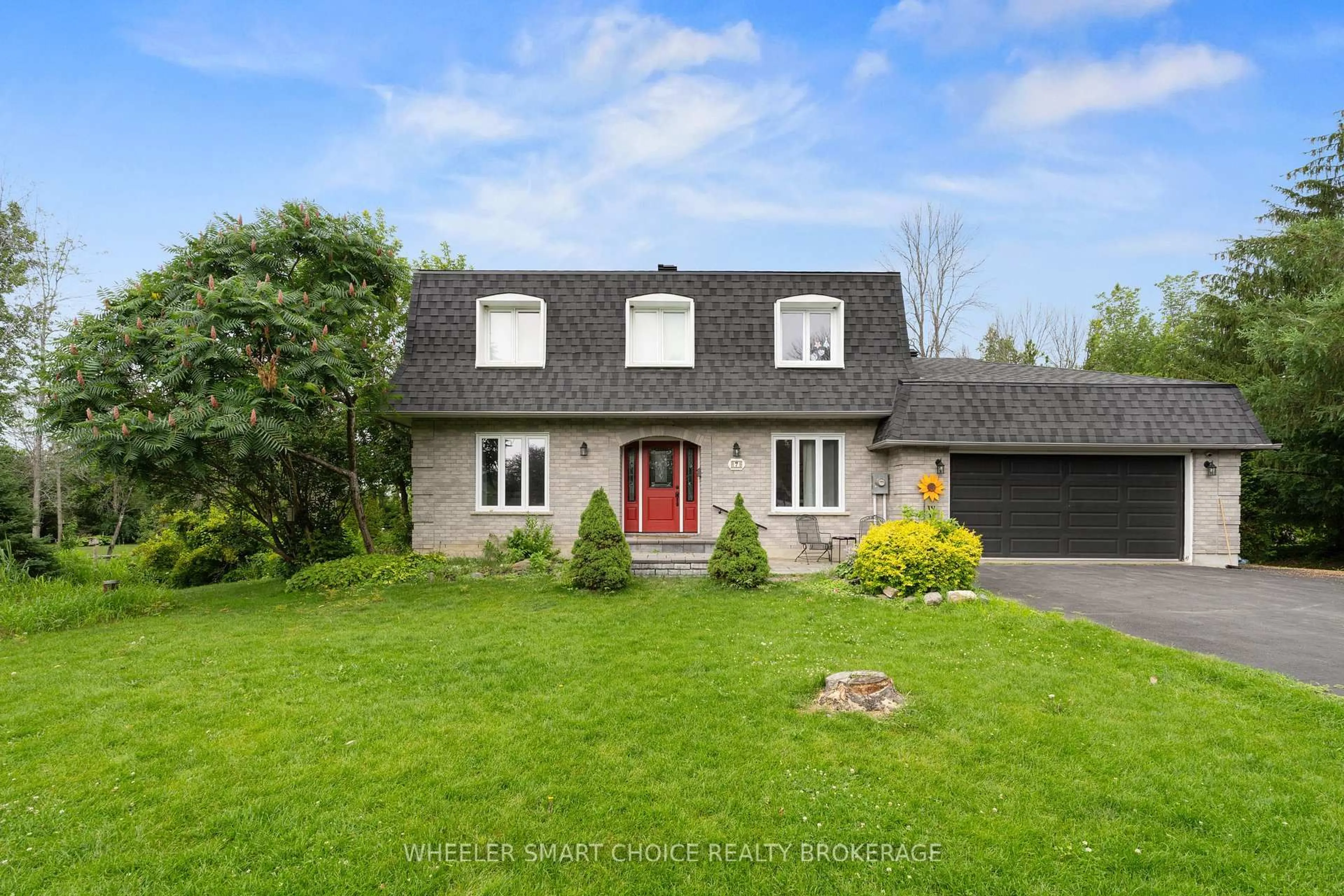 A pic from outside/outdoor area/front of a property/back of a property/a pic from drone, street for 7 Loyalist Cres, South Stormont Ontario K0C 1M0
