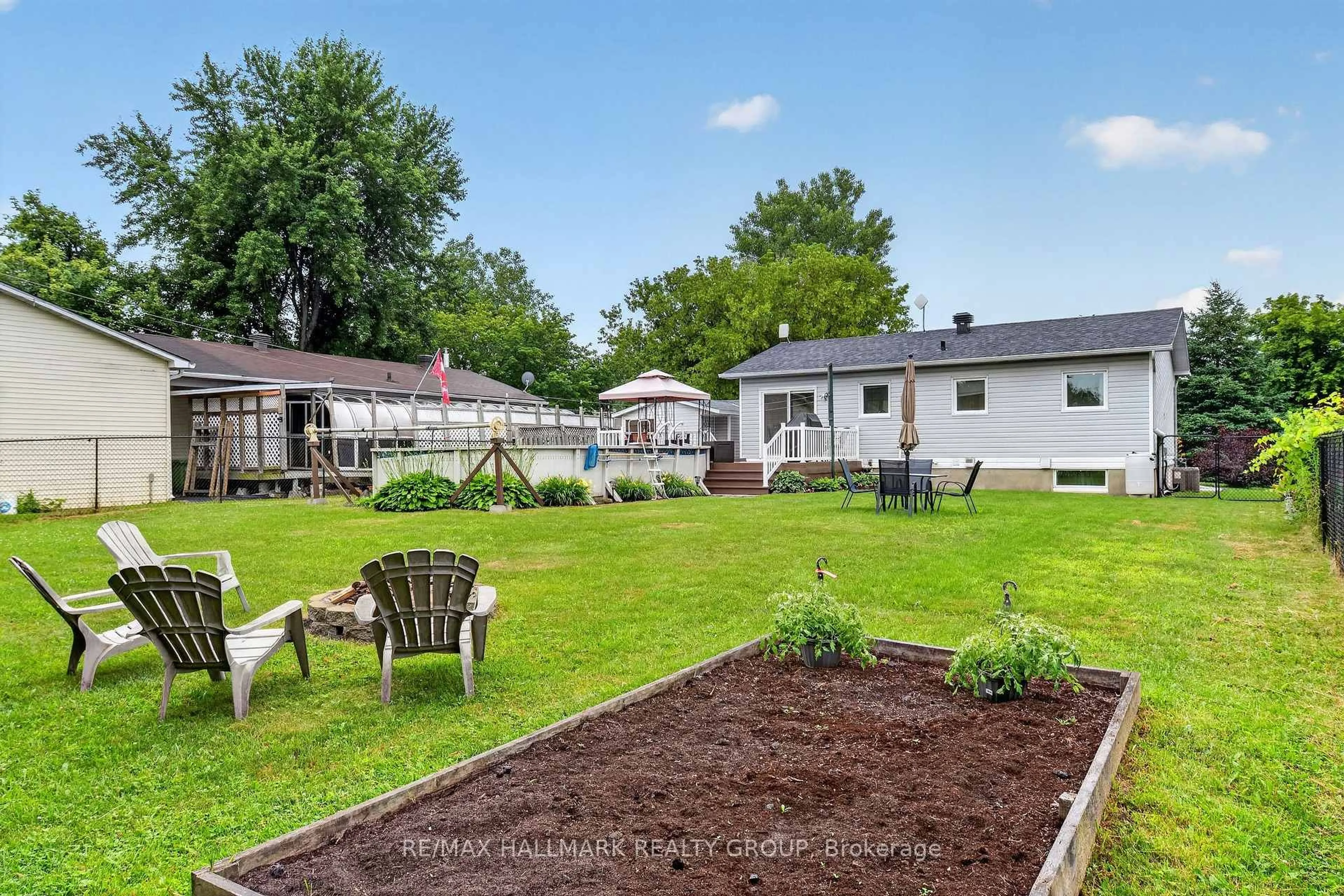 A pic from outside/outdoor area/front of a property/back of a property/a pic from drone, unknown for 26 Monarch Cres #26, Russell Ontario K0A 2M0