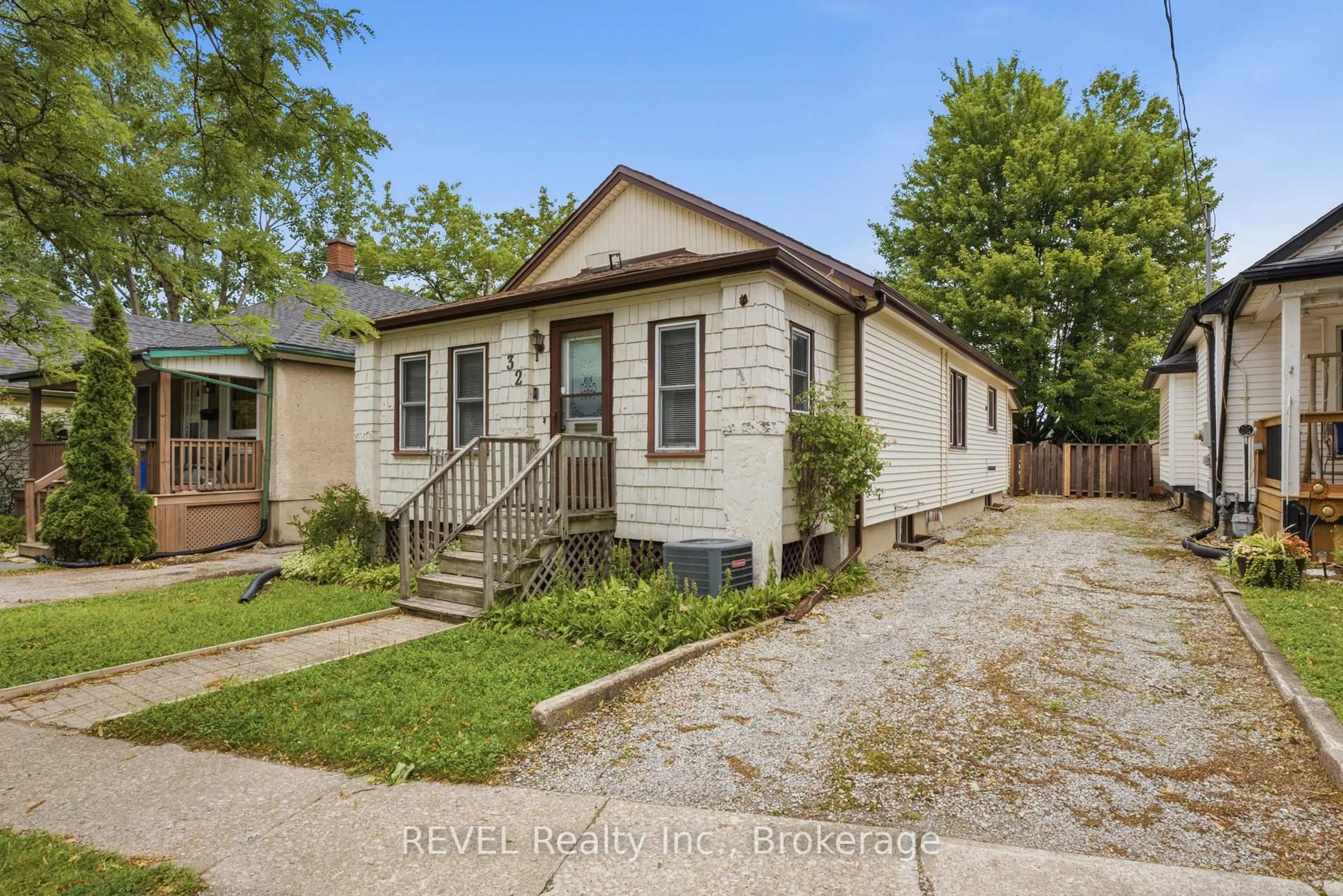 Unknown for 32 St Peter St, St. Catharines Ontario L2T 1N9