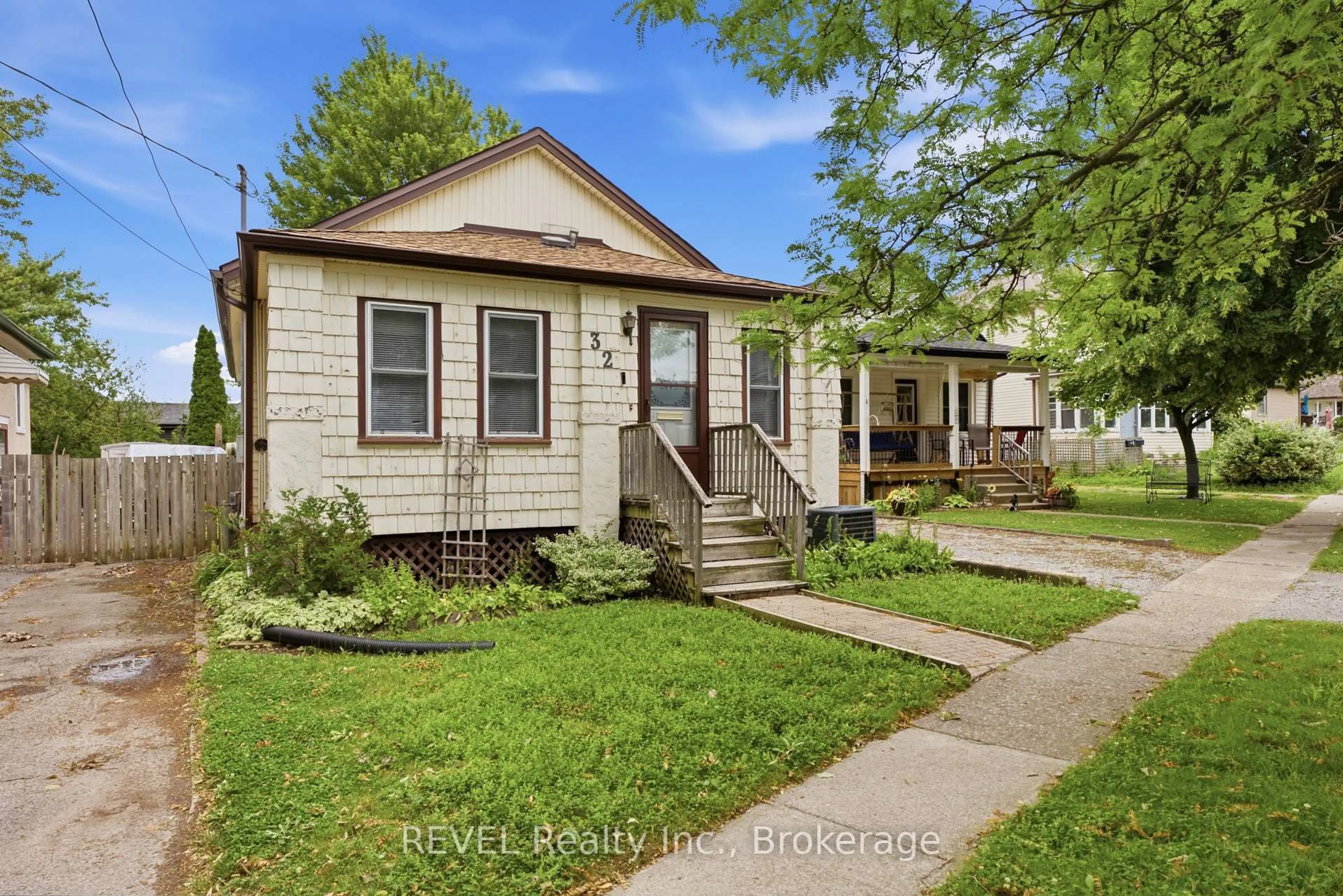 Home with vinyl exterior material, street for 32 St Peter St, St. Catharines Ontario L2T 1N9