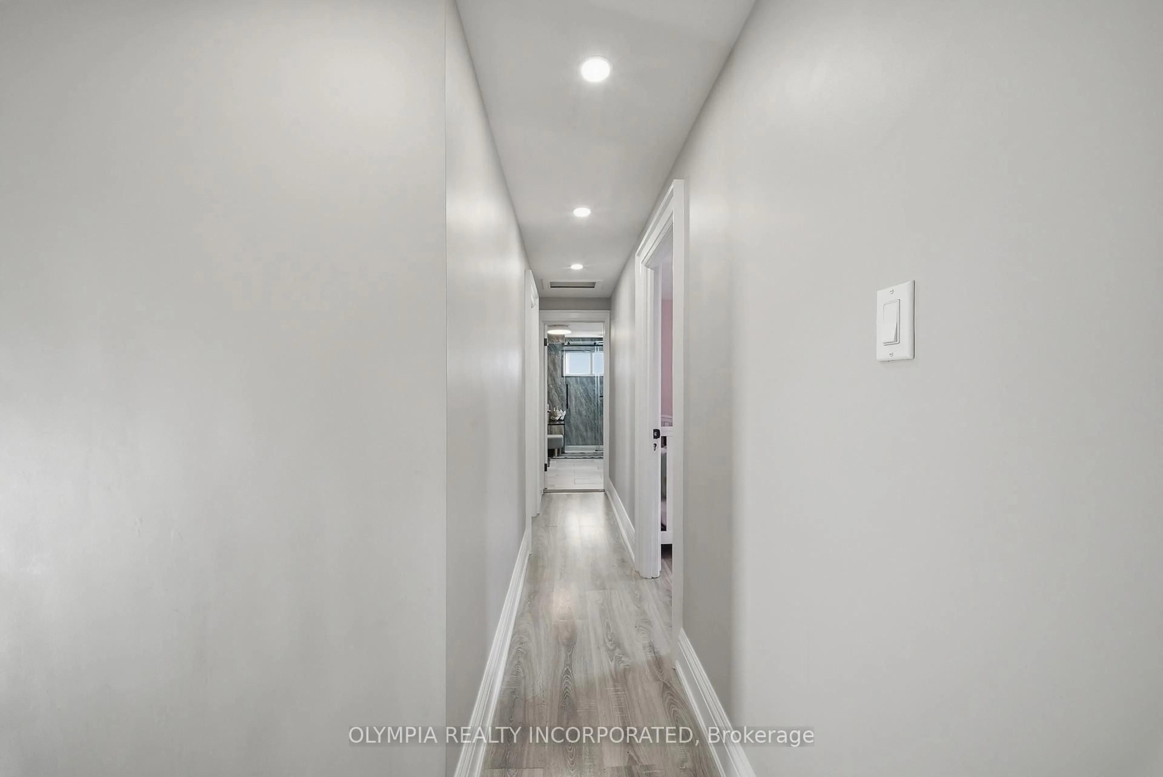 Indoor entryway for 215 Dufferin St, Fort Erie Ontario L2A 2T7