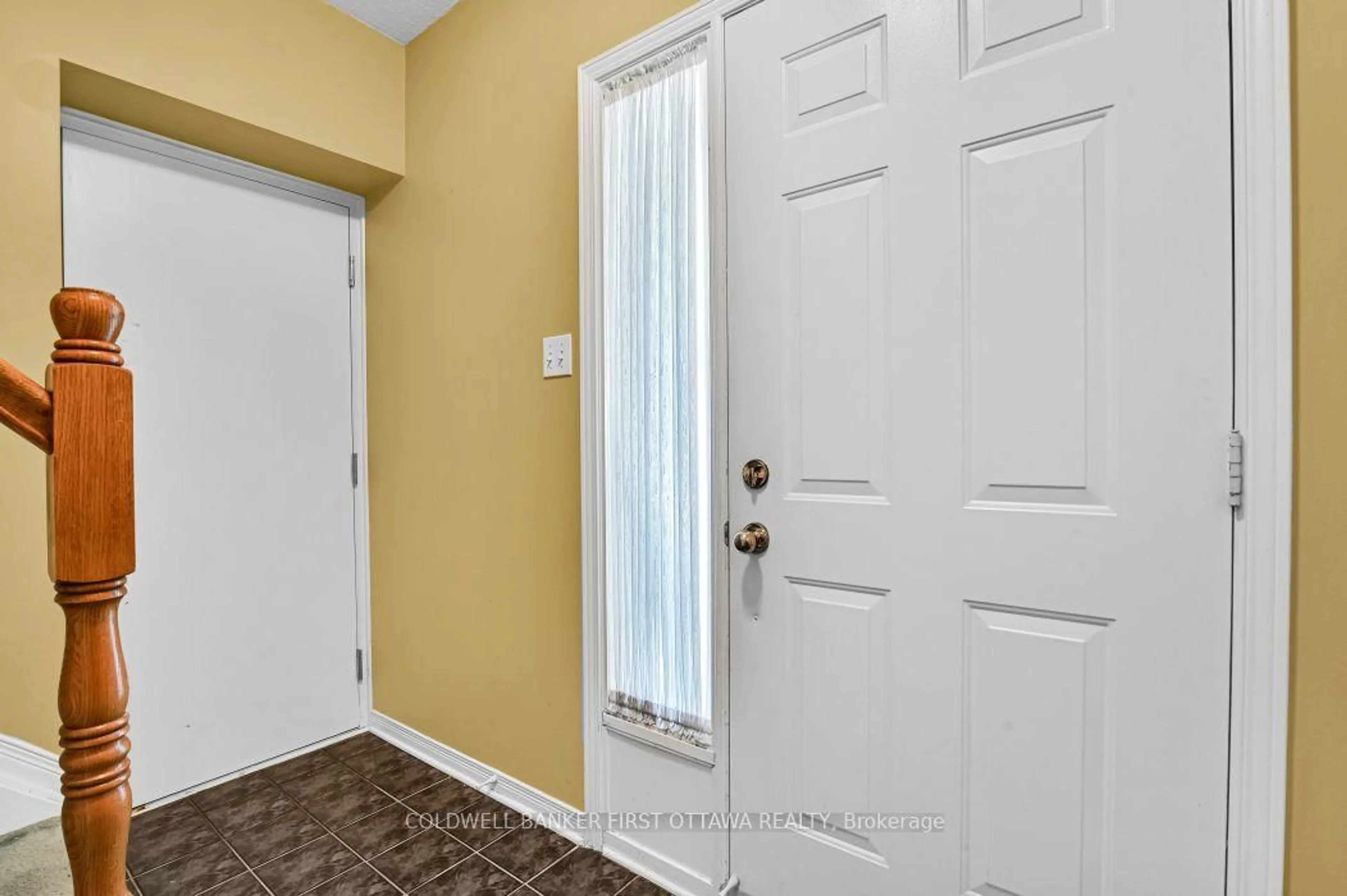 Indoor entryway for 99 Robson Crt, Ottawa Ontario K2K 2W1