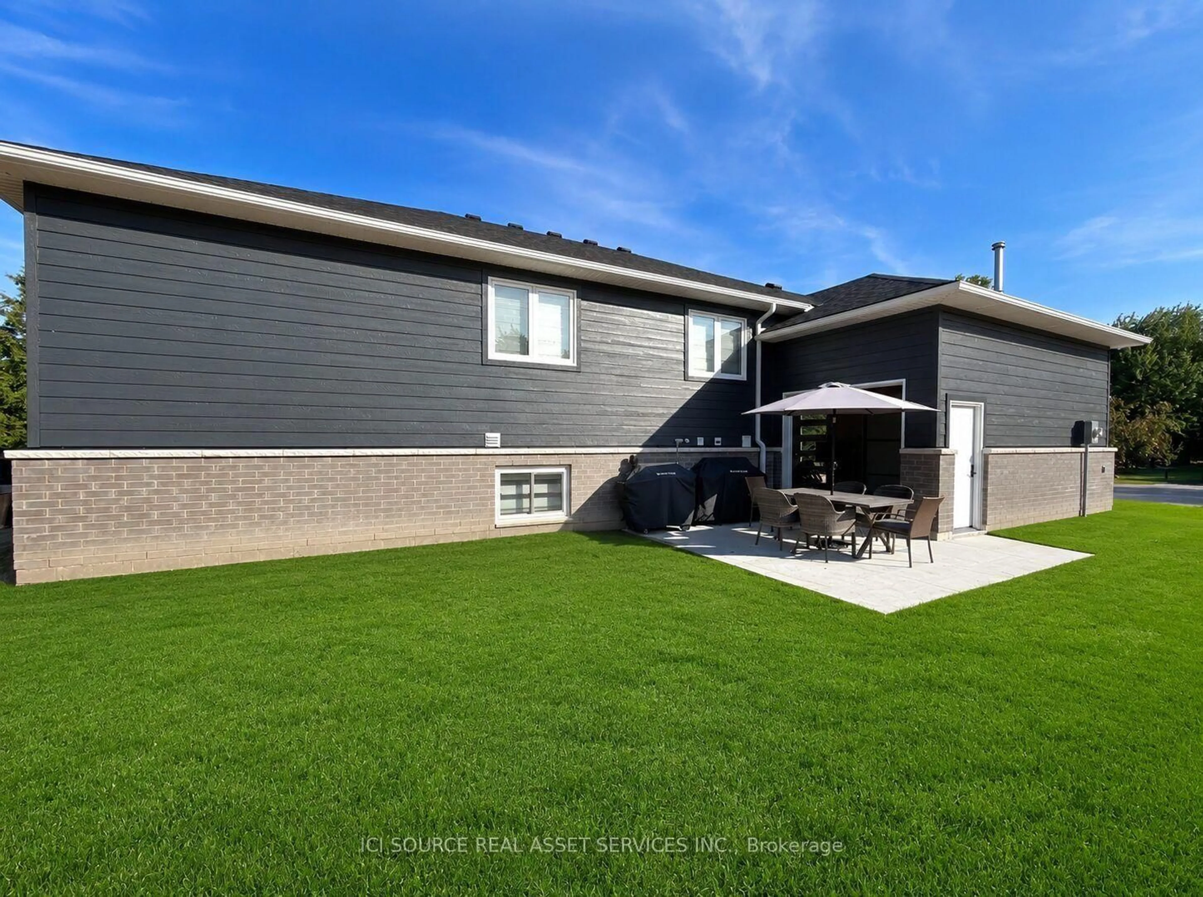Home with vinyl exterior material, unknown for 31 Notre Dame St, Chatham-Kent Ontario N0P 1Z0