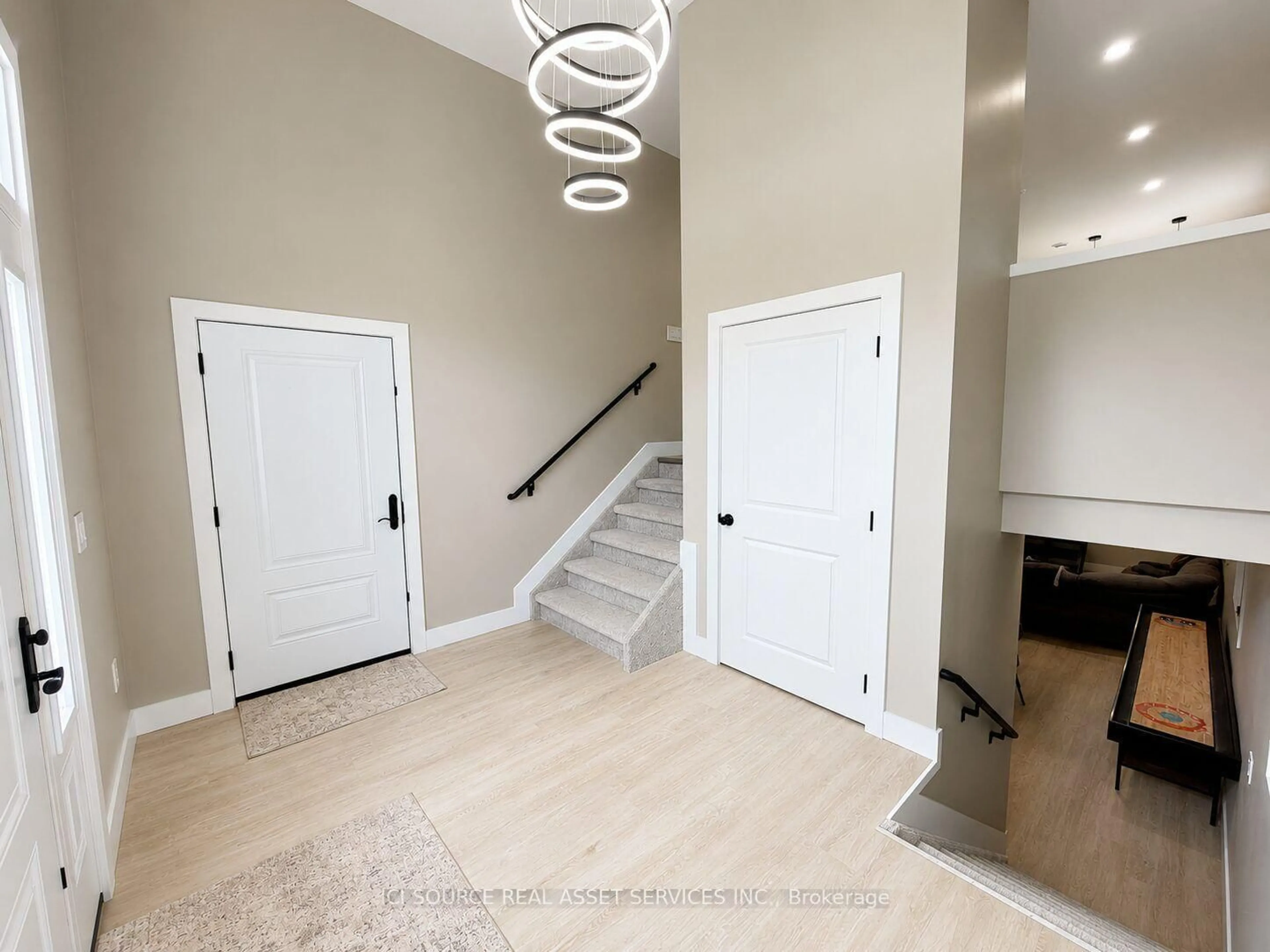 Indoor entryway for 31 Notre Dame St, Chatham-Kent Ontario N0P 1Z0