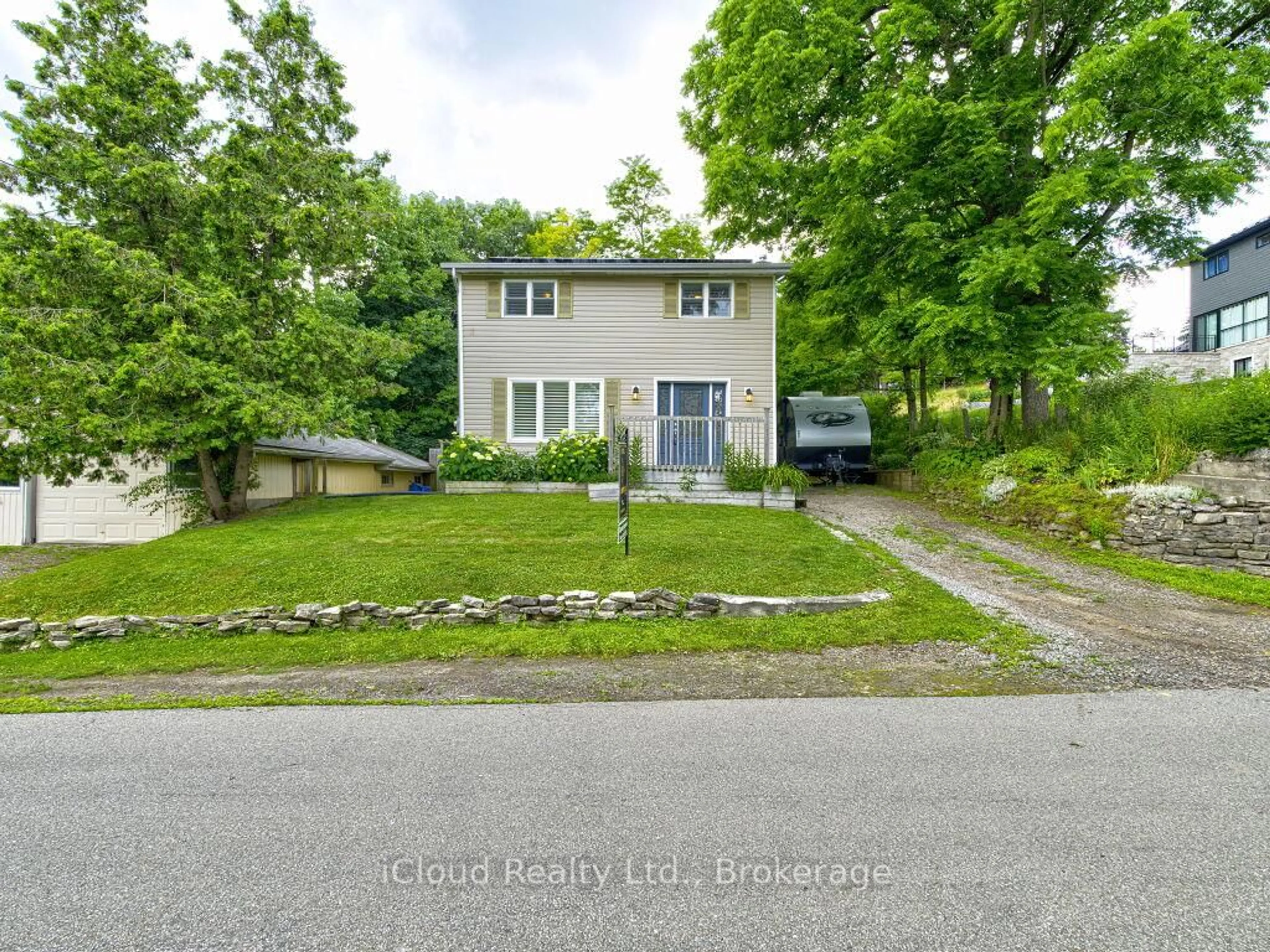 A pic from outside/outdoor area/front of a property/back of a property/a pic from drone, street for 3 Nicol St, Hamilton Ontario L9H 5L6