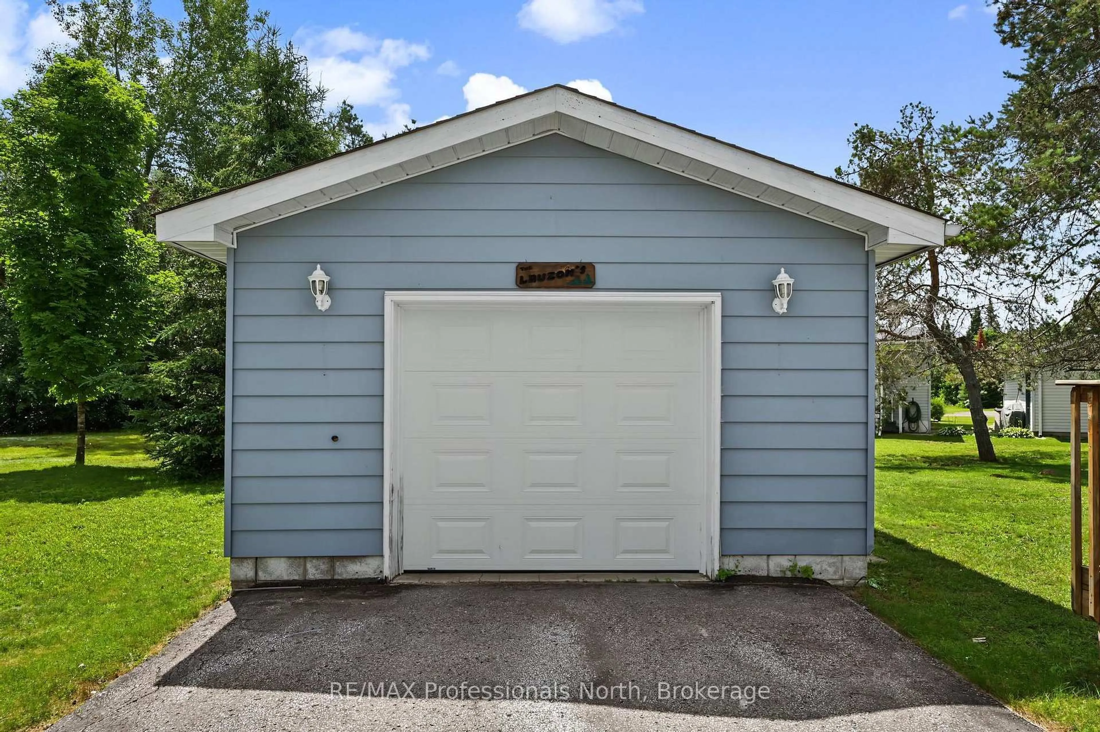 Indoor garage for 1084 Seventh Lane, Minden Hills Ontario K0M 2K0