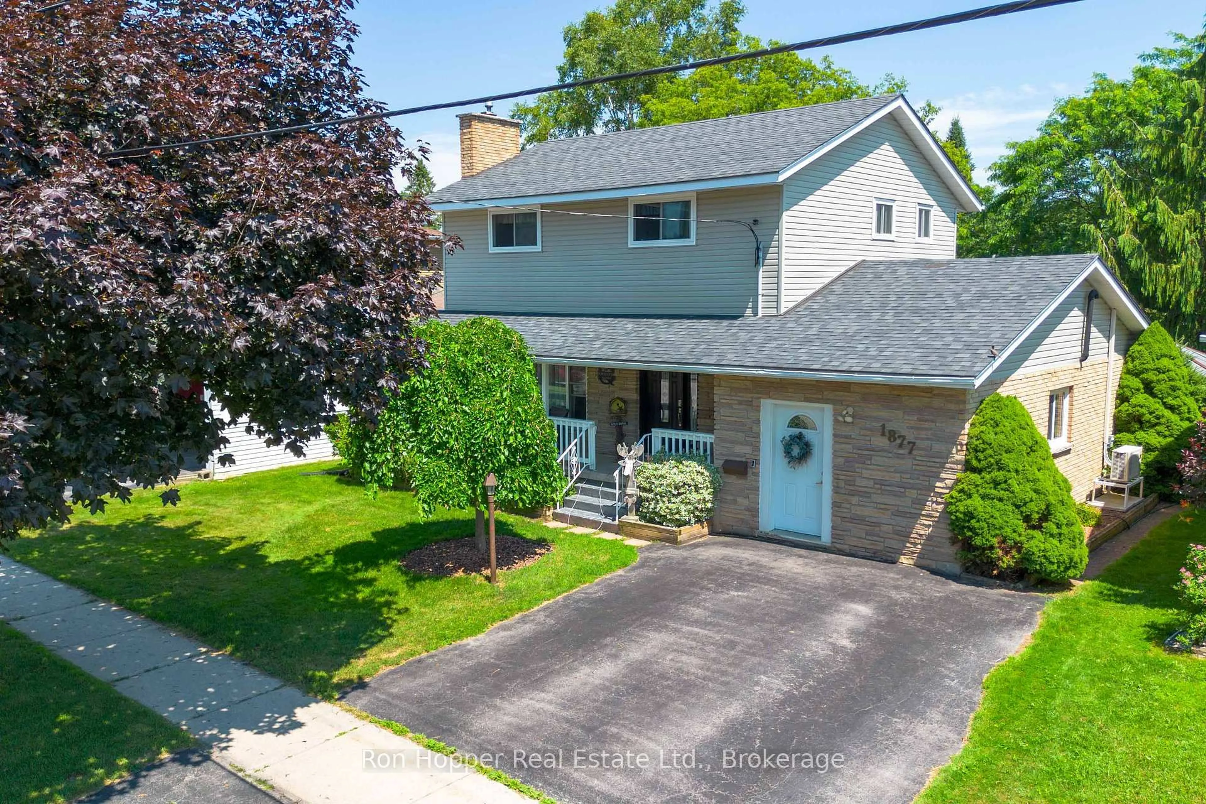 A pic from outside/outdoor area/front of a property/back of a property/a pic from drone, street for 1877 6th Ave, Owen Sound Ontario N4K 2W1