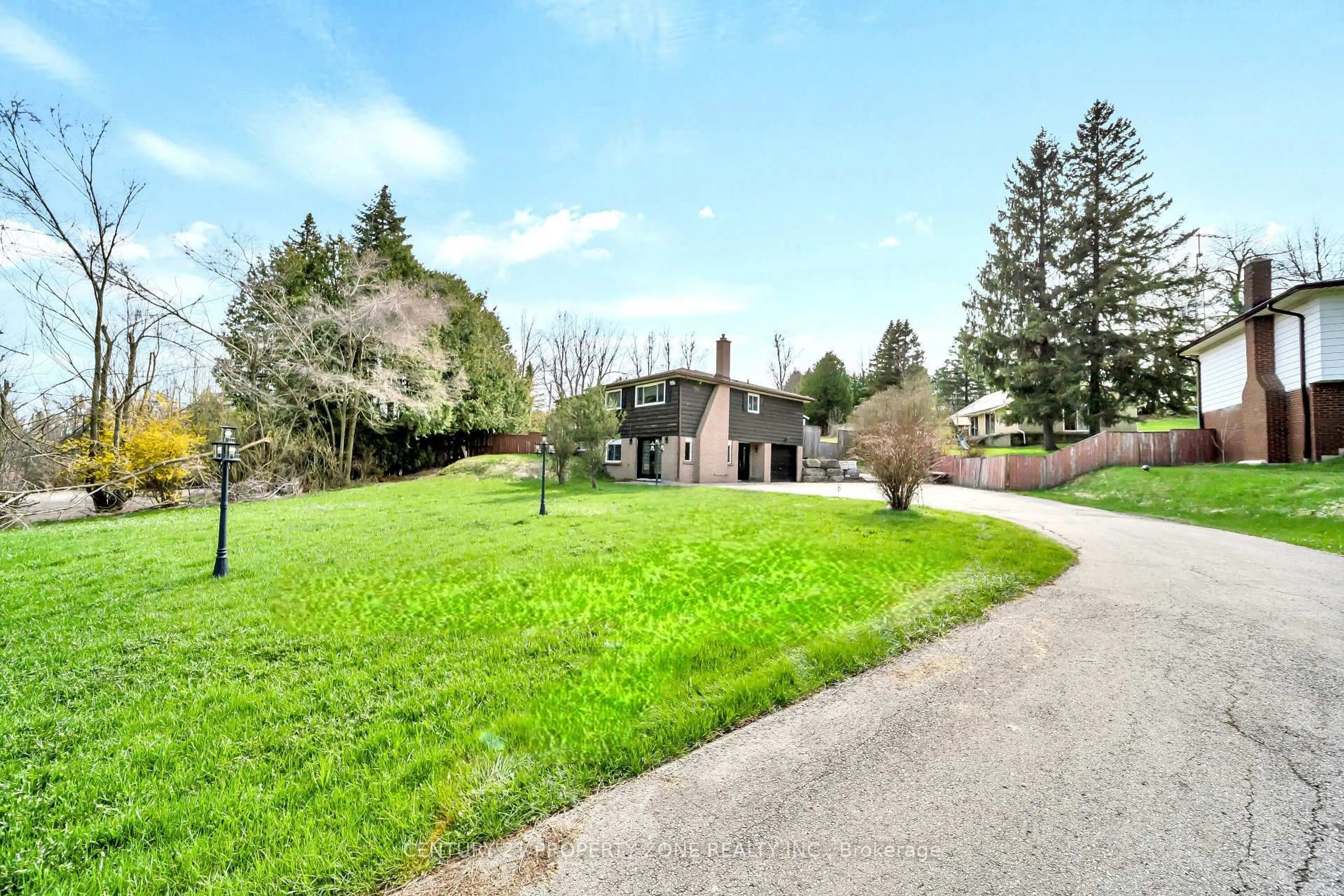 A pic from outside/outdoor area/front of a property/back of a property/a pic from drone, street for 5172 Trafalgar Rd, Erin Ontario N0B 1T0