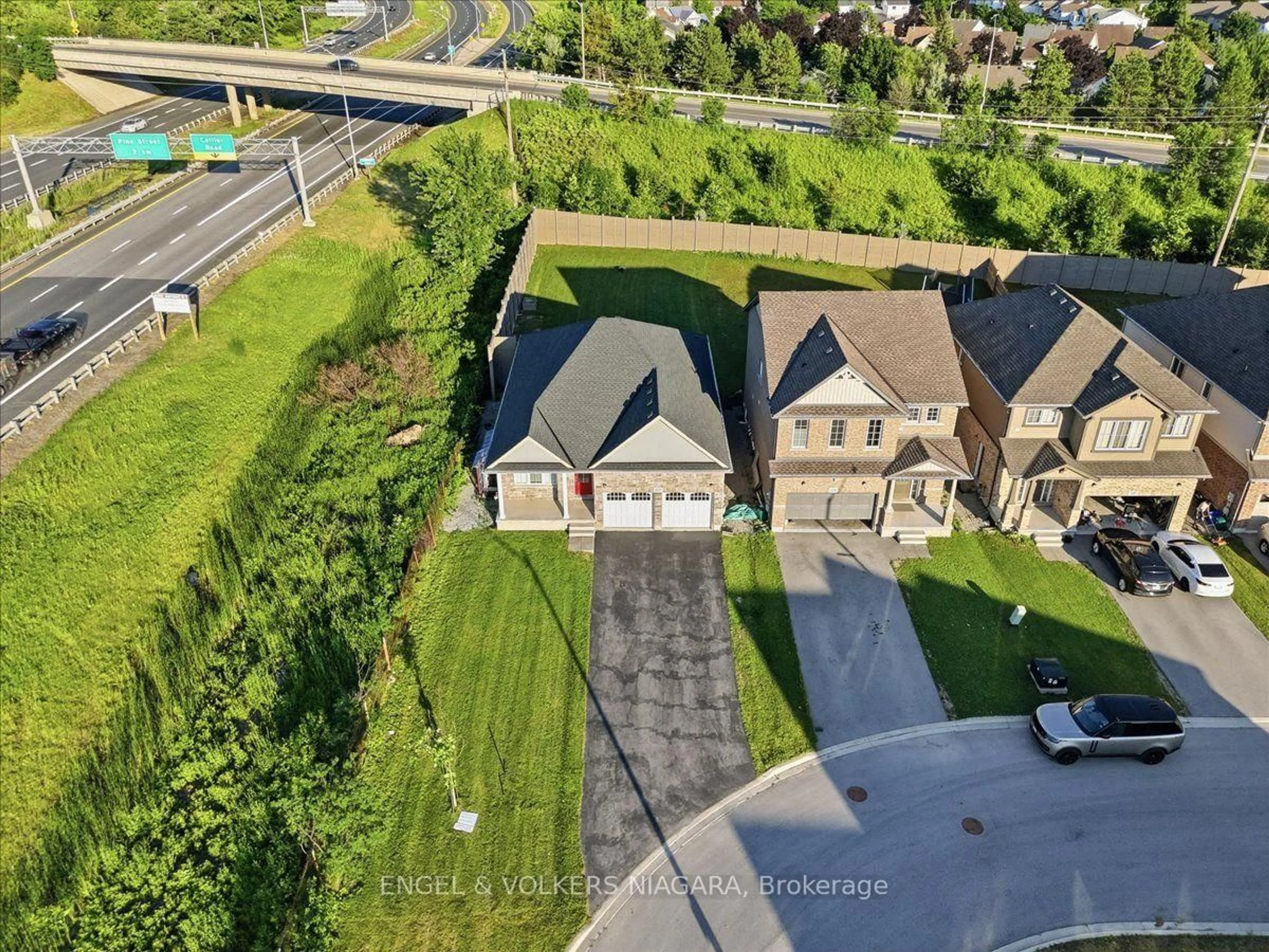 A pic from outside/outdoor area/front of a property/back of a property/a pic from drone, street for 117 Juneberry Rd, Thorold Ontario L2V 0H8
