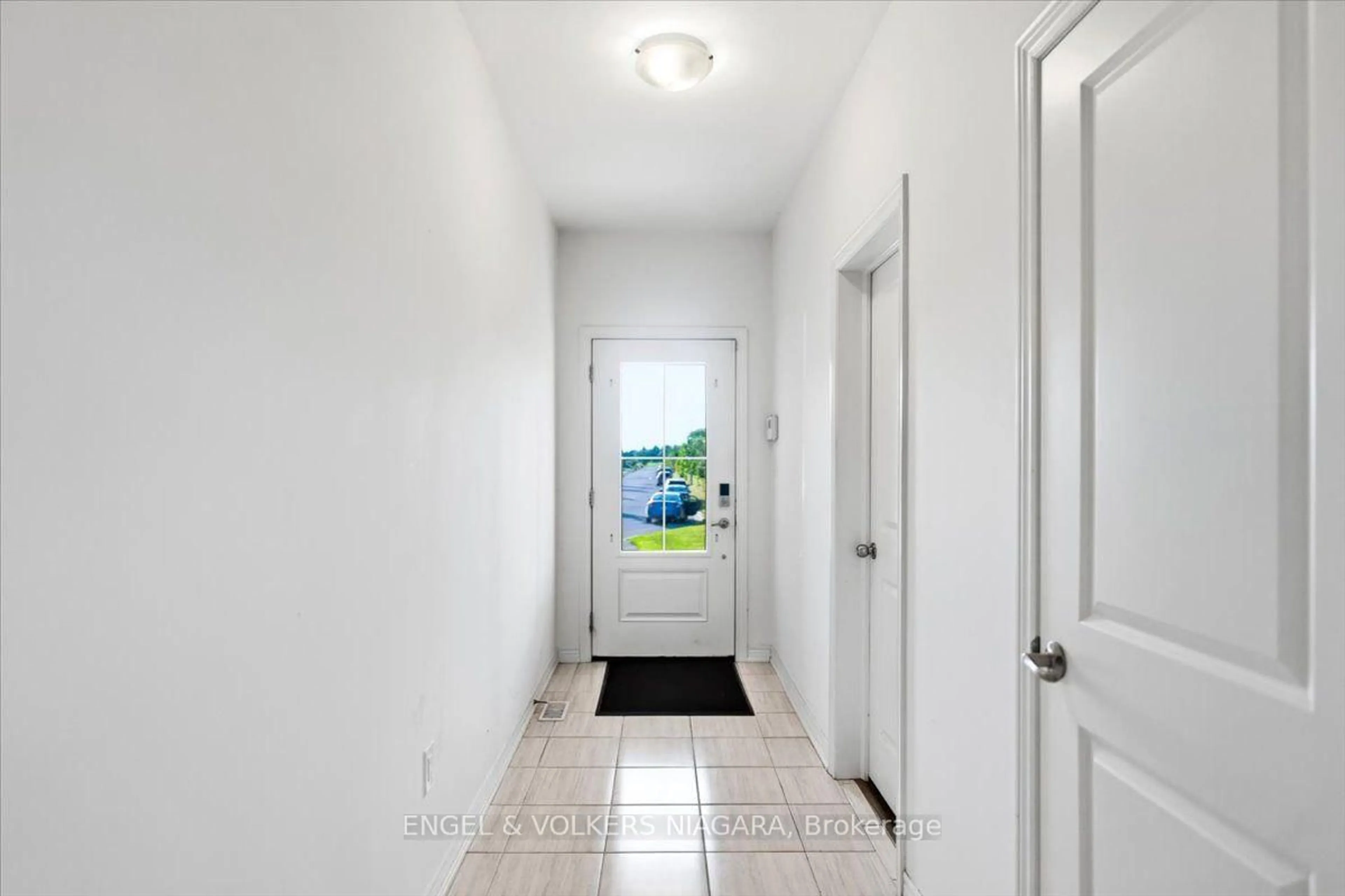 Indoor entryway for 117 Juneberry Rd, Thorold Ontario L2V 0H8