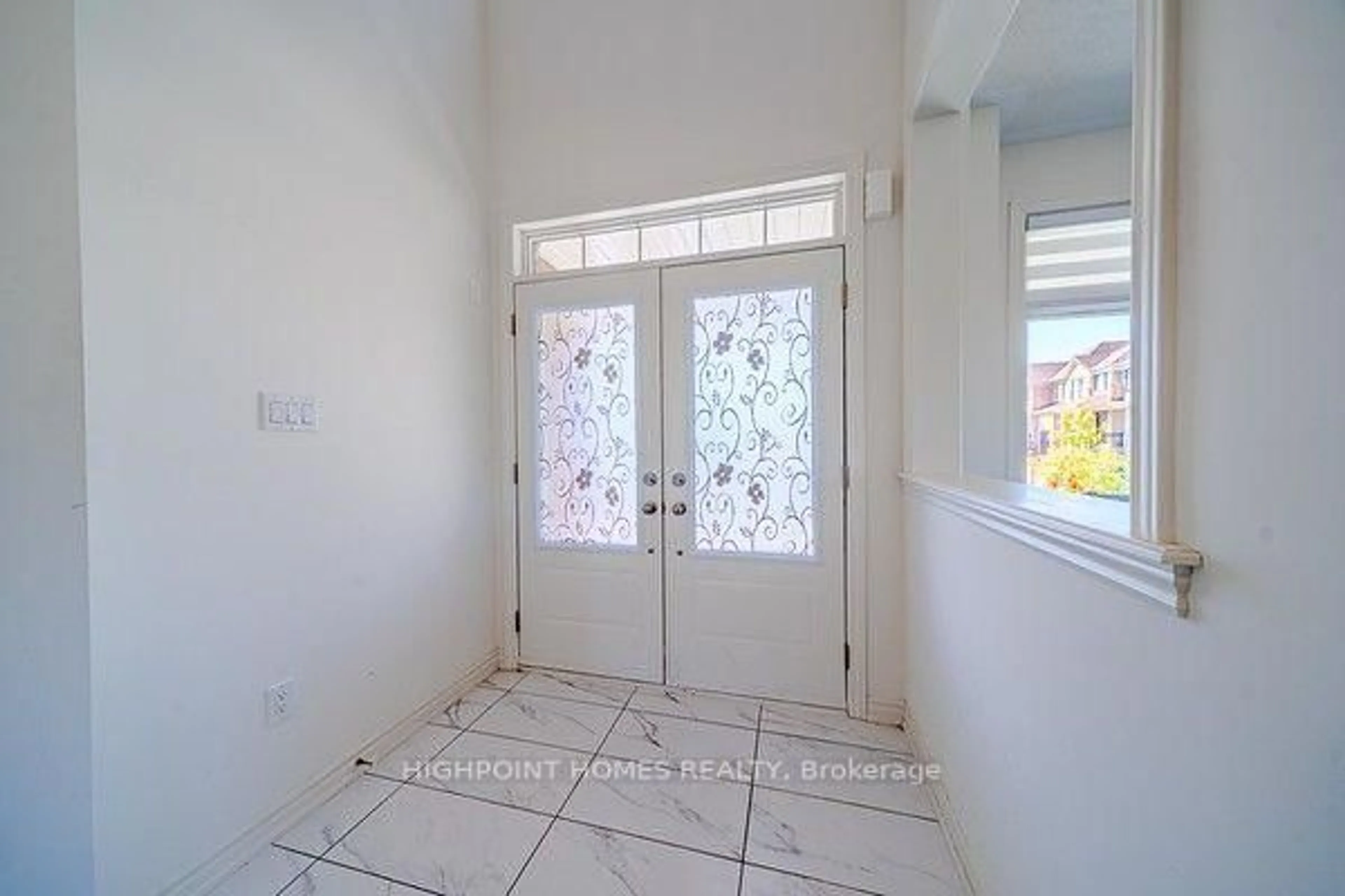 Indoor entryway for 512 Trevor St, Cobourg Ontario K9A 4J5